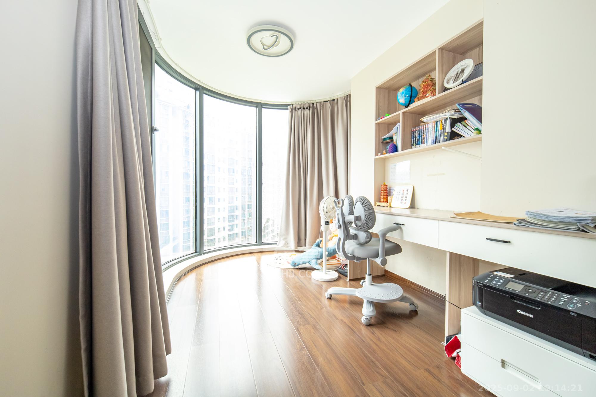 未来现代城  3室2厅1卫    71.8万 未来现代城  3室2厅1卫    71.8万阳台