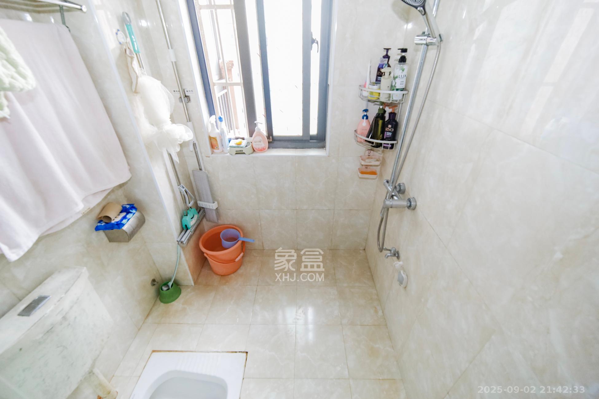 上海城小区  4室2厅2卫    128.0万卫生间