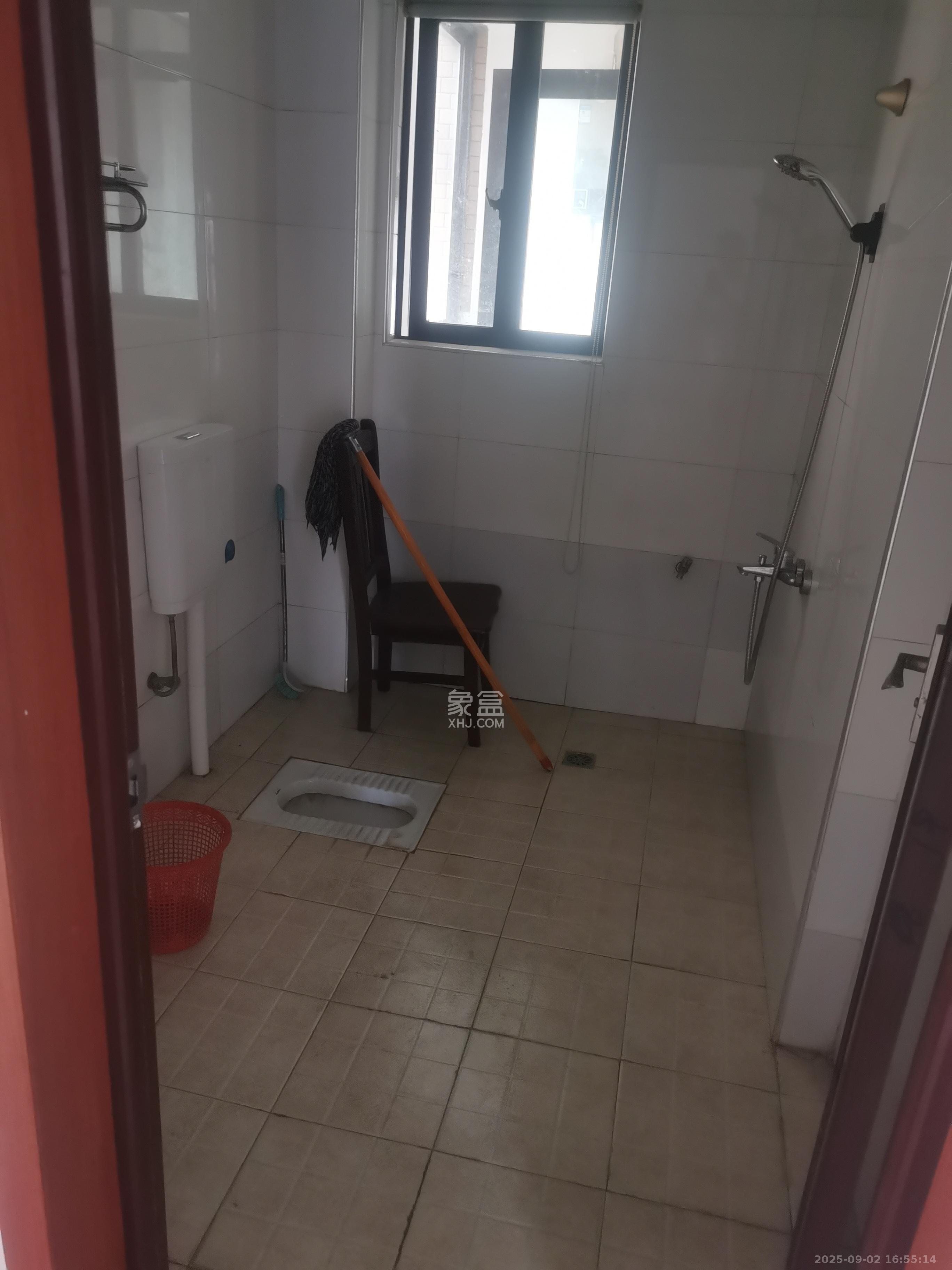 华润凤凰城一期  3室2厅2卫    1800.0元/月 华润凤凰城一期  3室2厅2卫    1800.0元/月室内图