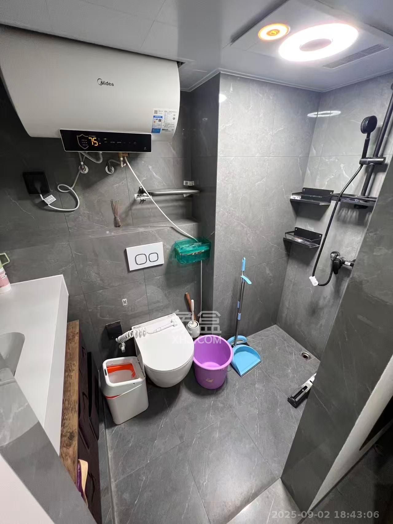 卓越江岸  1室2厅1卫    2200.0元/月室内图