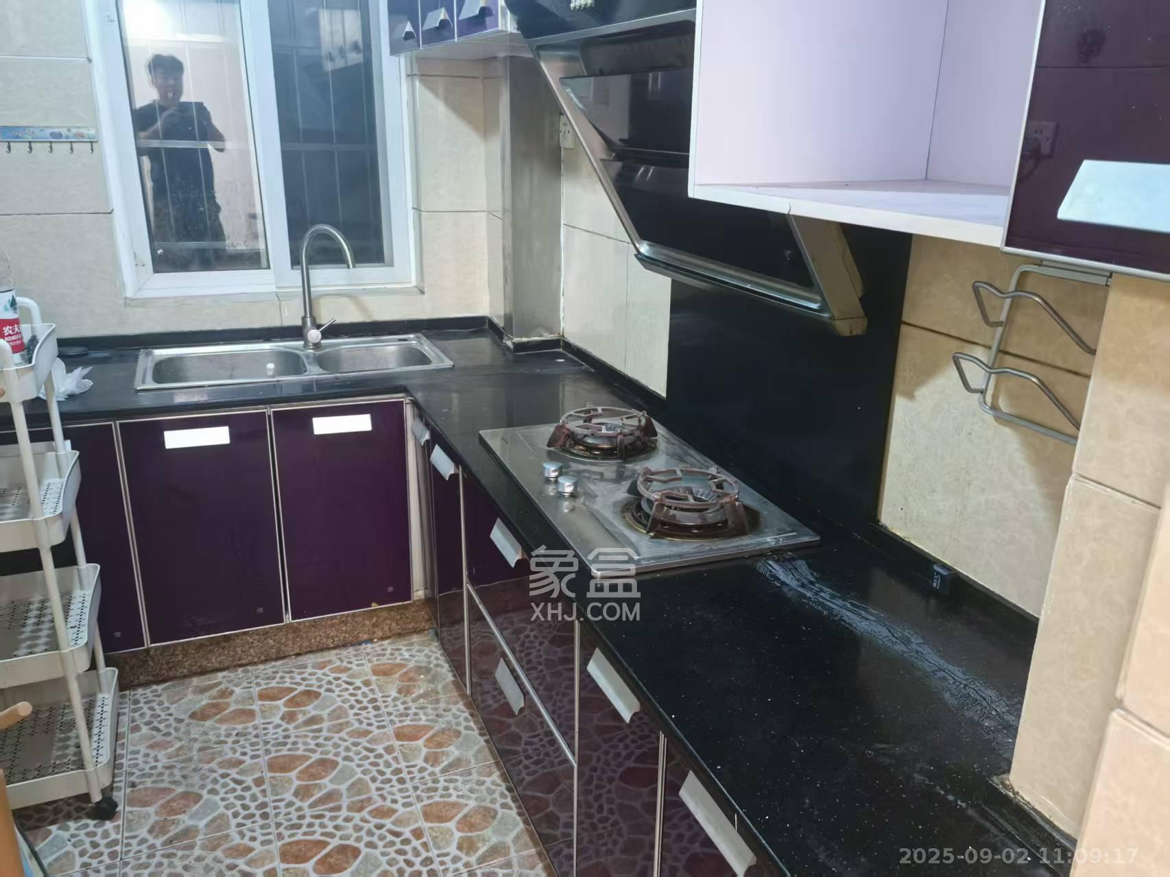 凤凰苑 2室2厅1卫 2600.0元/月 凤凰苑 2室2厅1卫 2600.0元/月室内图