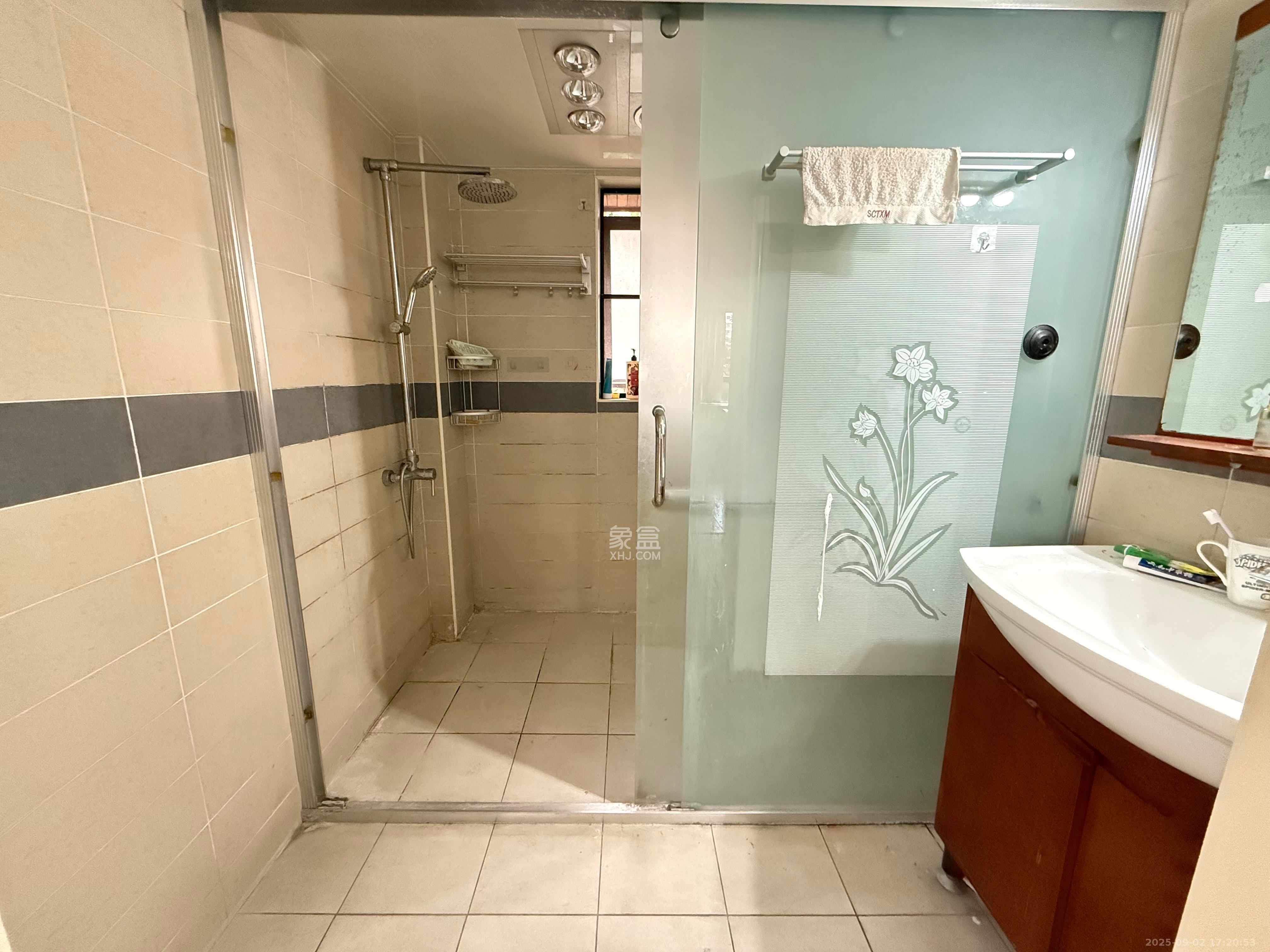 华润凤凰城一期  3室2厅2卫    2200.0元/月 华润凤凰城一期  3室2厅2卫    2200.0元/月室内图