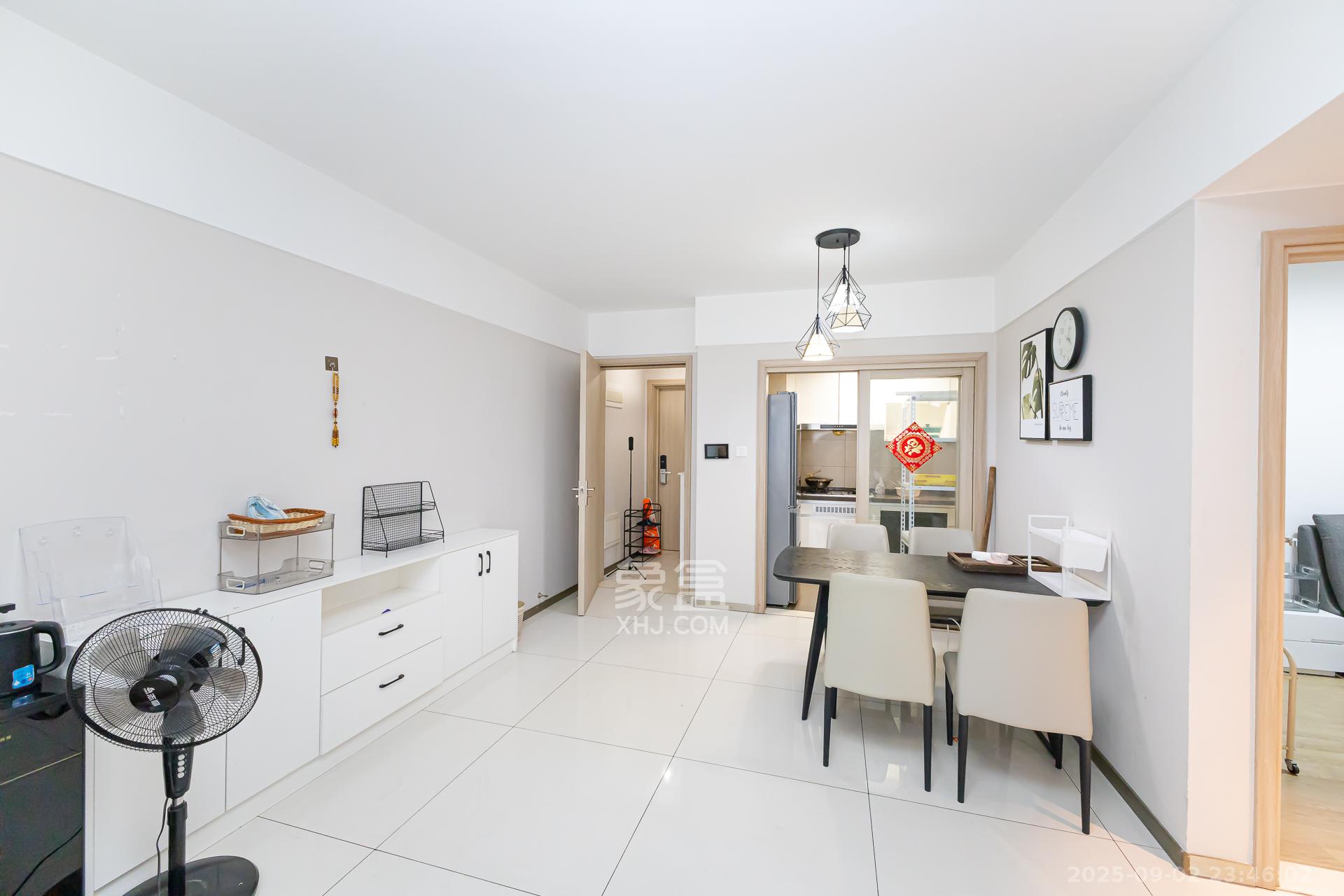 时代倾城三期  2室2厅1卫    68.0万 时代倾城三期  2室2厅1卫    68.0万客厅