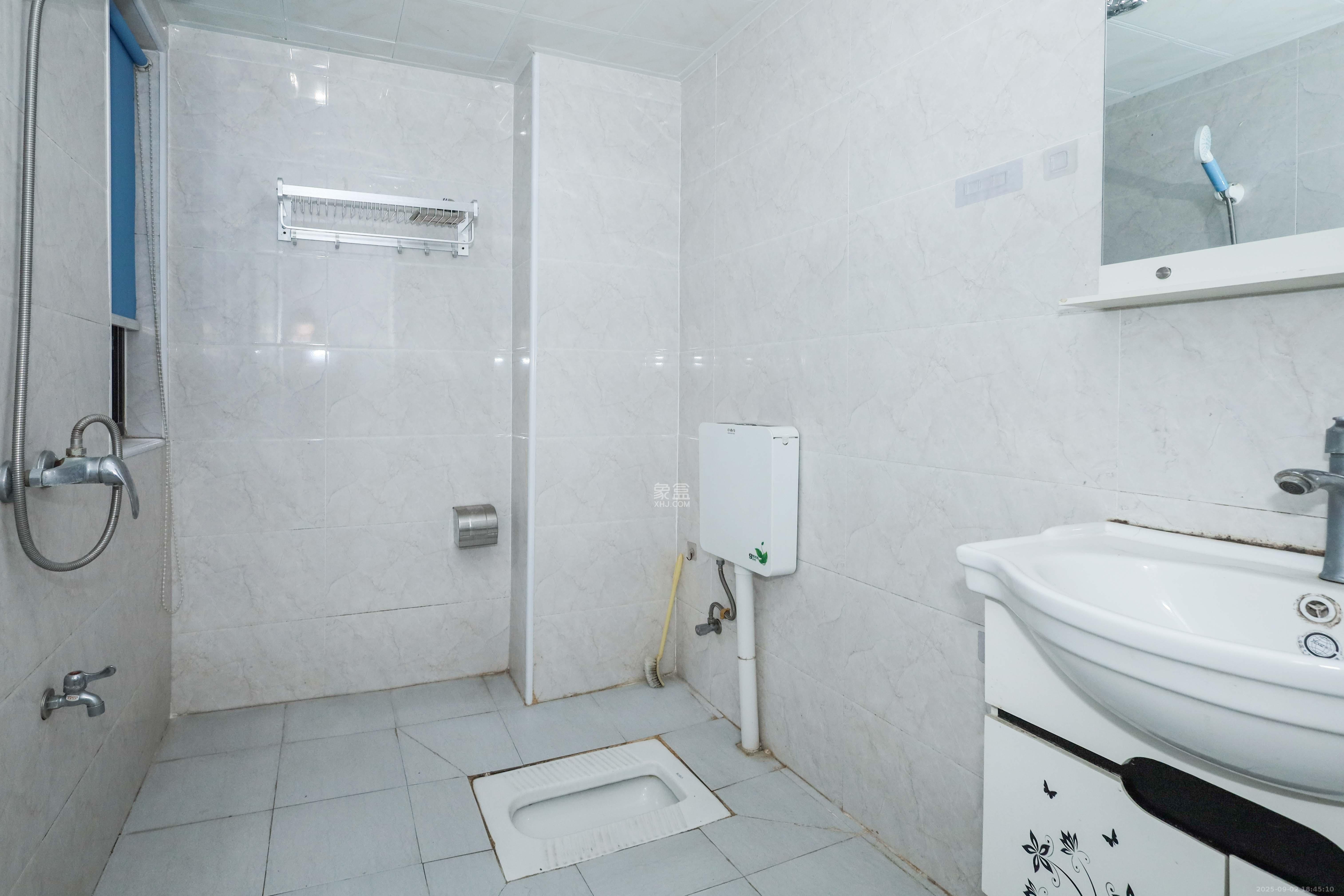 中国铁建梅溪青秀二期  4室2厅2卫    142.0万卫生间