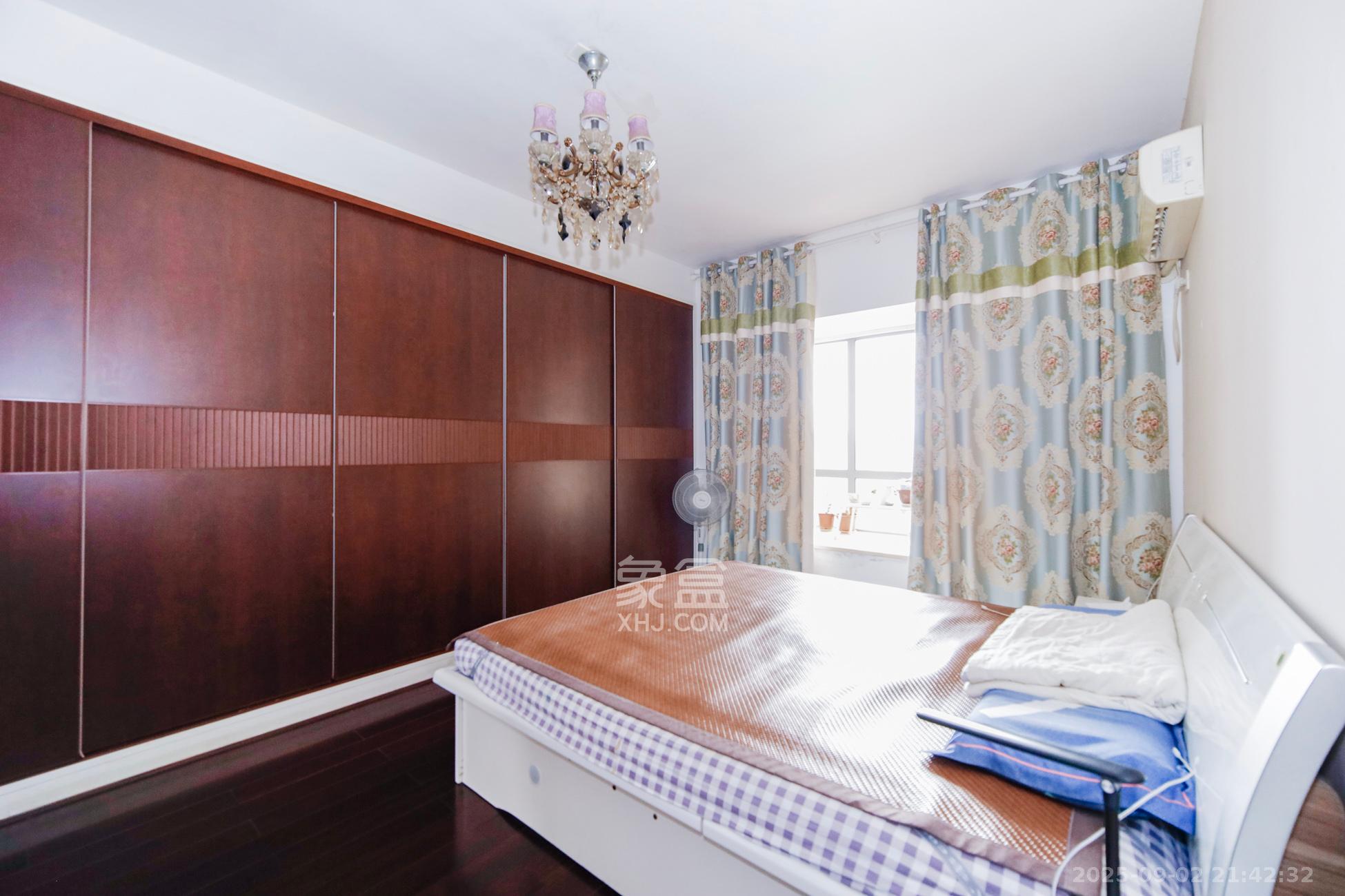 上海城小区  4室2厅2卫    128.0万卧室