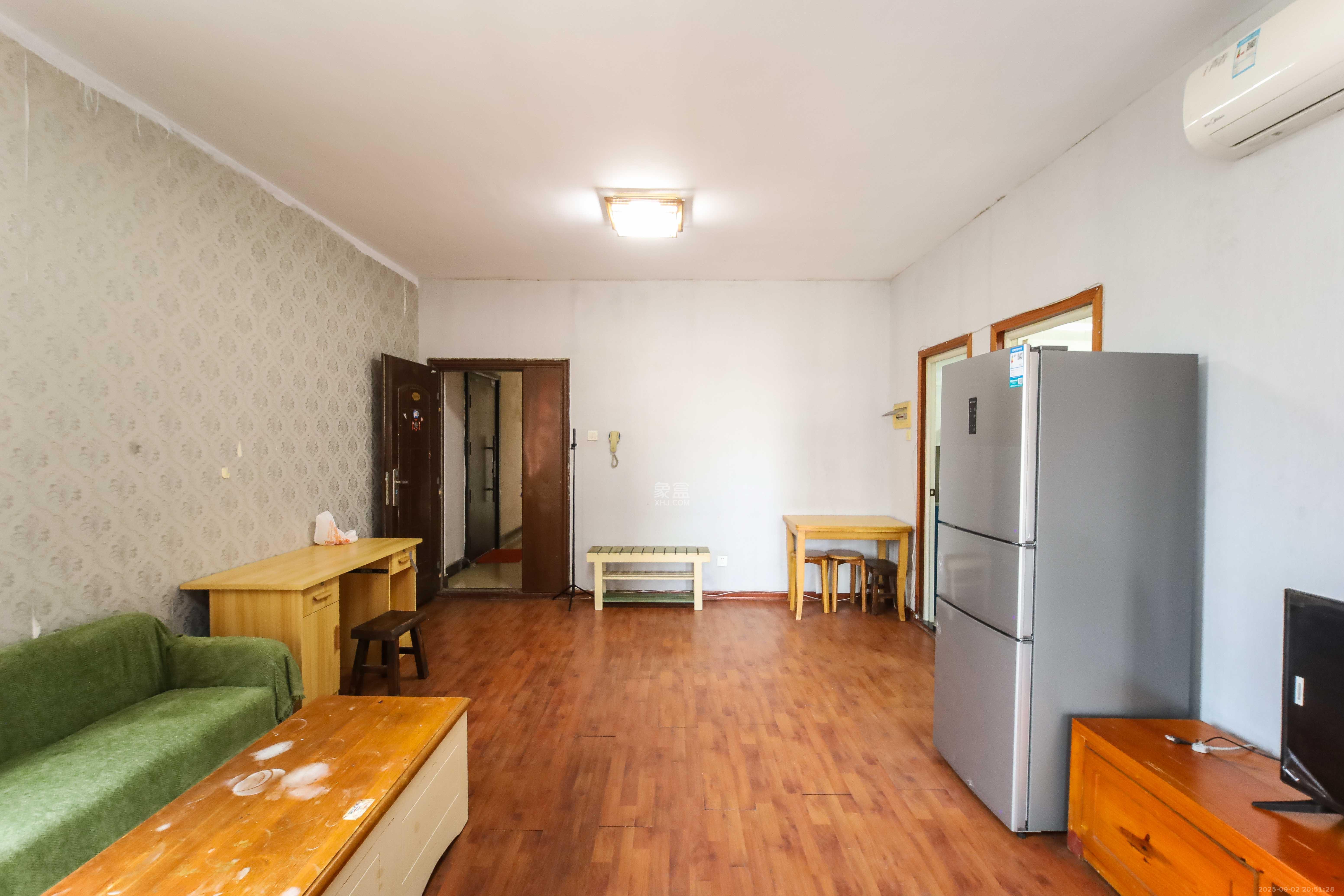 雄踞都市东家  2室2厅1卫    49.0万 雄踞都市东家  2室2厅1卫    49.0万客厅