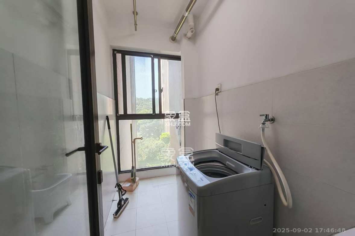 金茂梅溪湖  2室2厅1卫    2500.0元/月 金茂梅溪湖  2室2厅1卫    2500.0元/月室内图