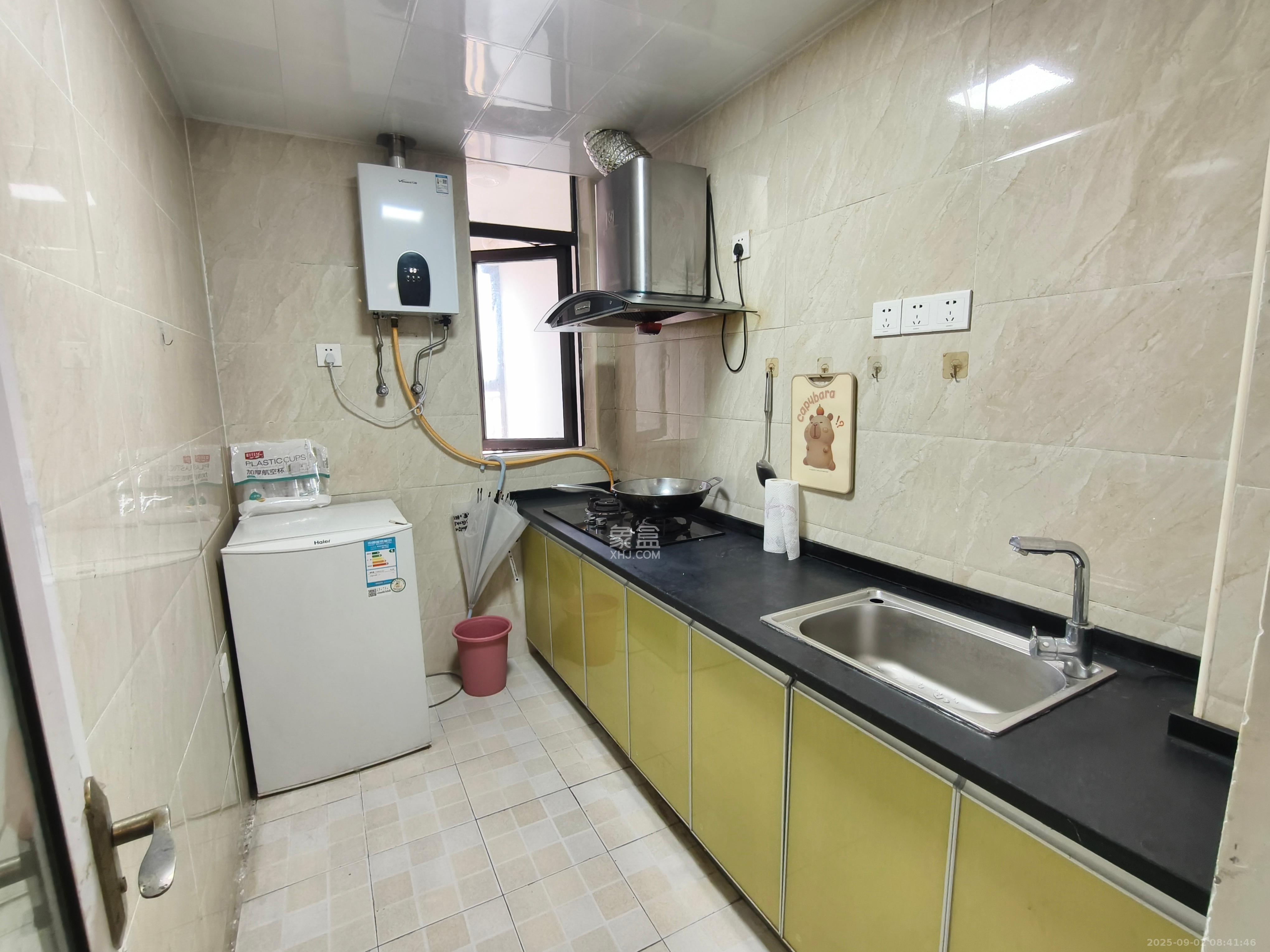 钱隆樽品(一、二、三期)  3室1厅1卫    2500.0元/月 钱隆樽品(一、二、三期)  3室1厅1卫    2500.0元/月