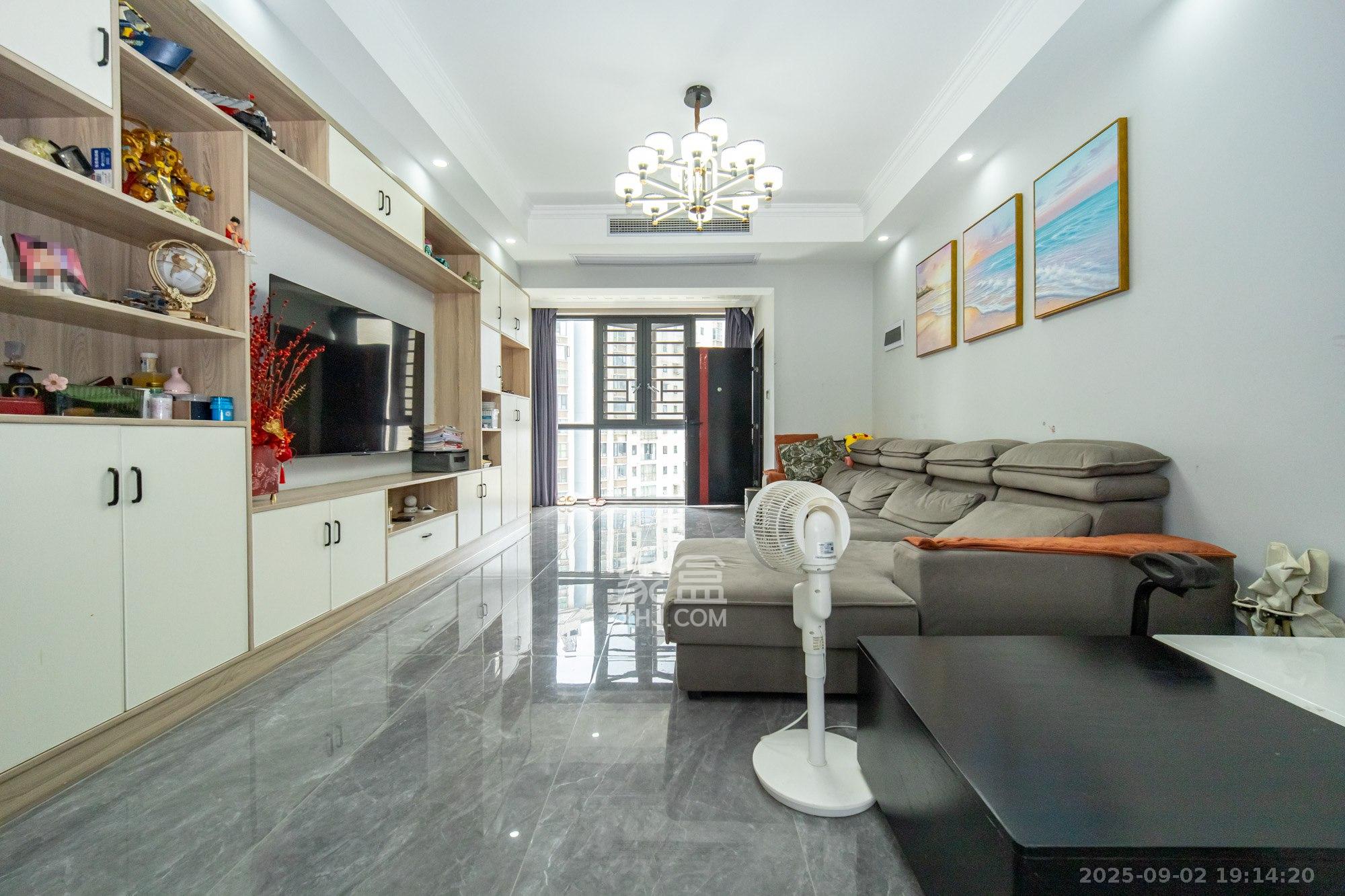 未来现代城  3室2厅1卫    71.8万 未来现代城  3室2厅1卫    71.8万客厅