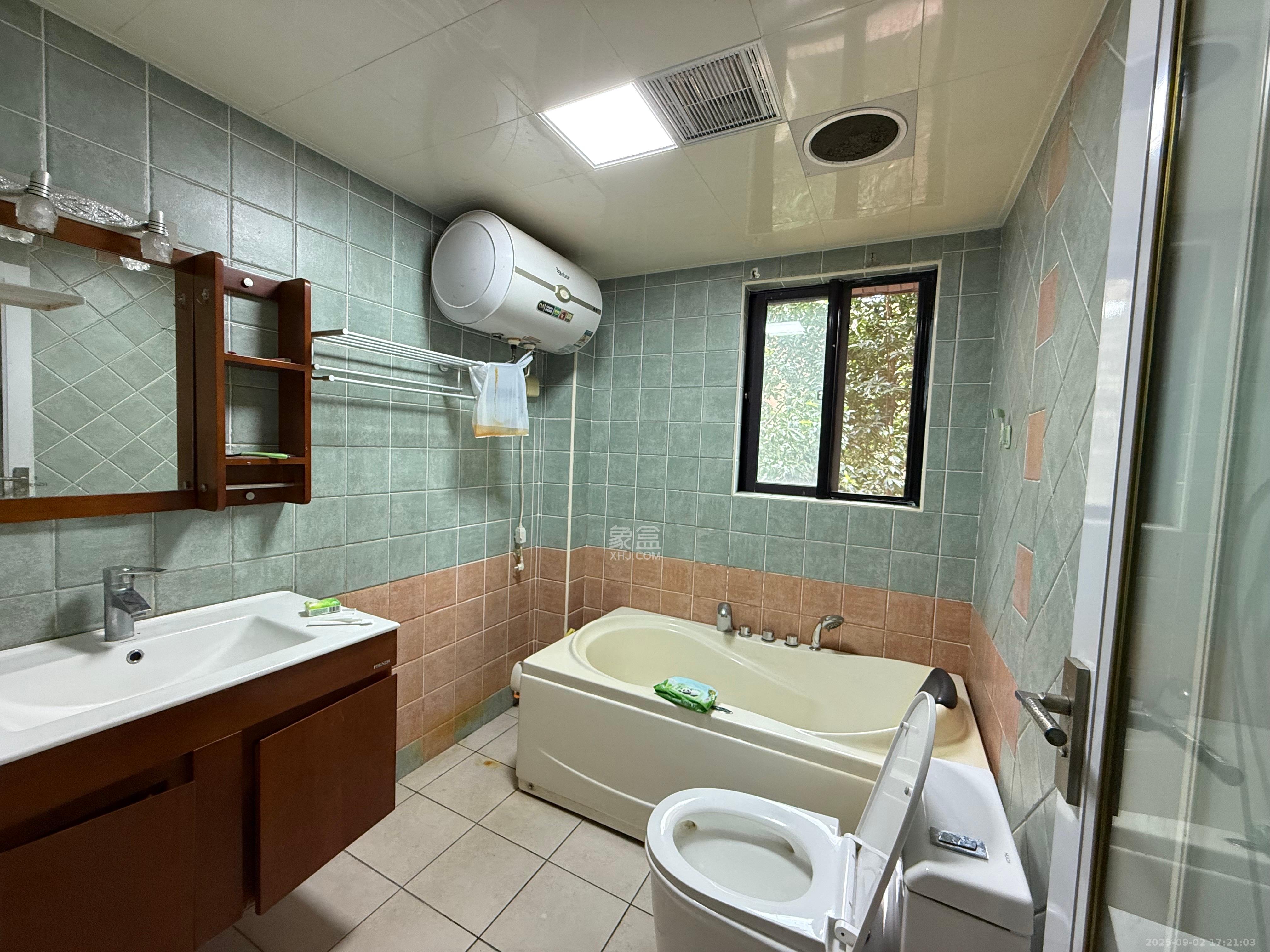 华润凤凰城一期  3室2厅2卫    2200.0元/月 华润凤凰城一期  3室2厅2卫    2200.0元/月室内图