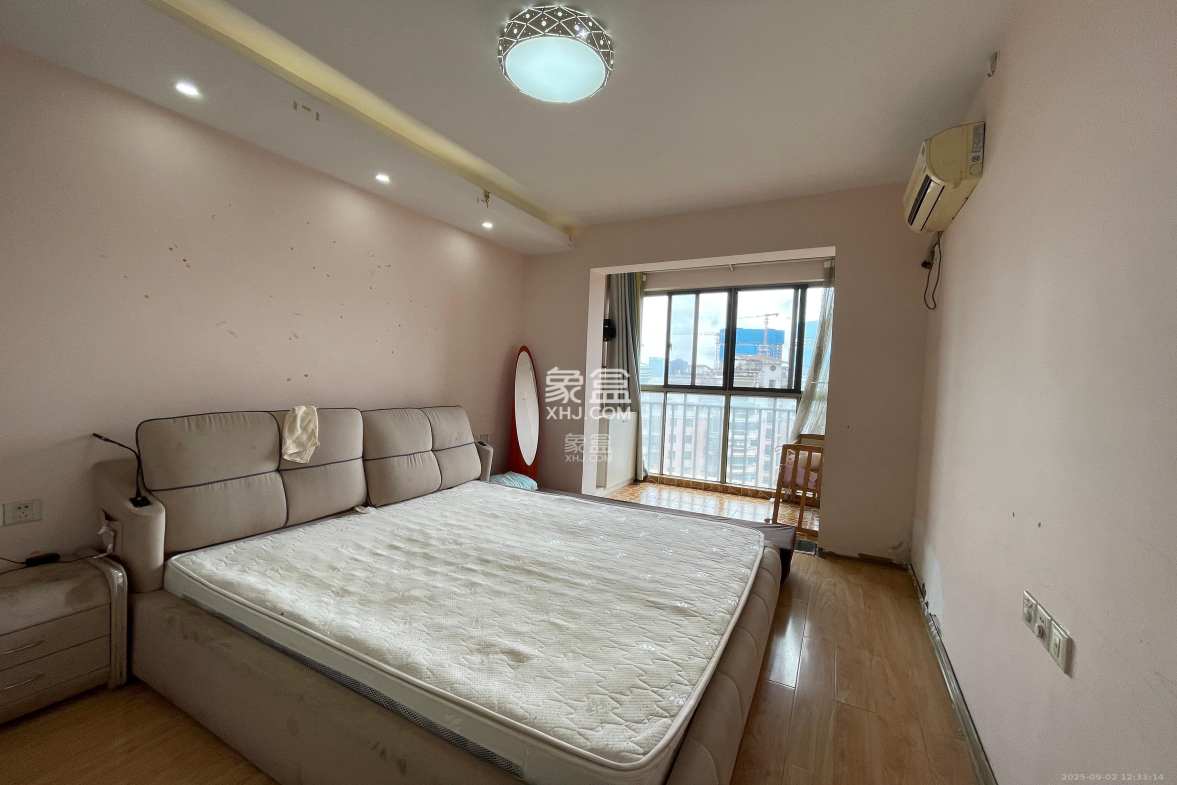 层上观邸  3室1厅1卫    2500.0元/月 层上观邸  3室1厅1卫    2500.0元/月室内图