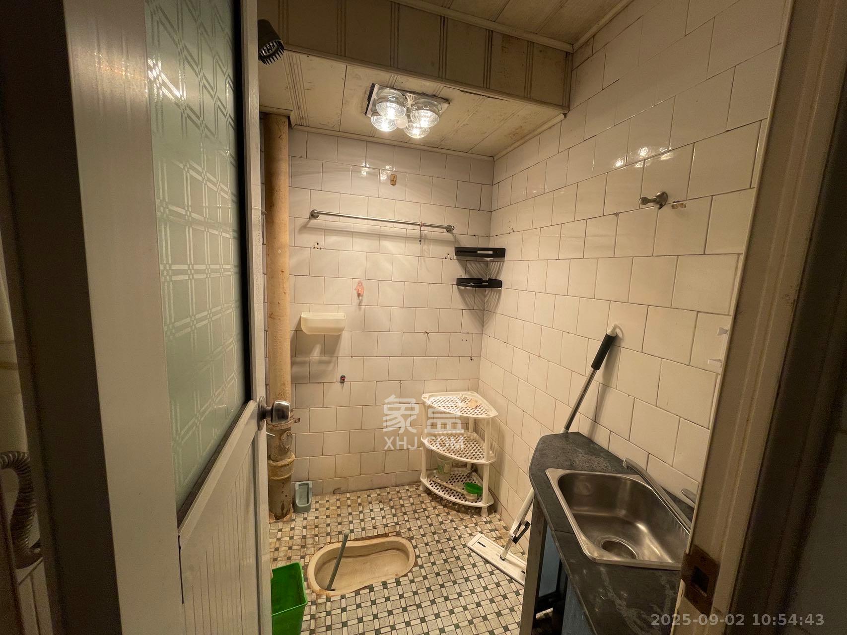 油铺街社区人造板厂宿舍  2室2厅1卫    1500.0元/月 油铺街社区人造板厂宿舍  2室2厅1卫    1500.0元/月室内图