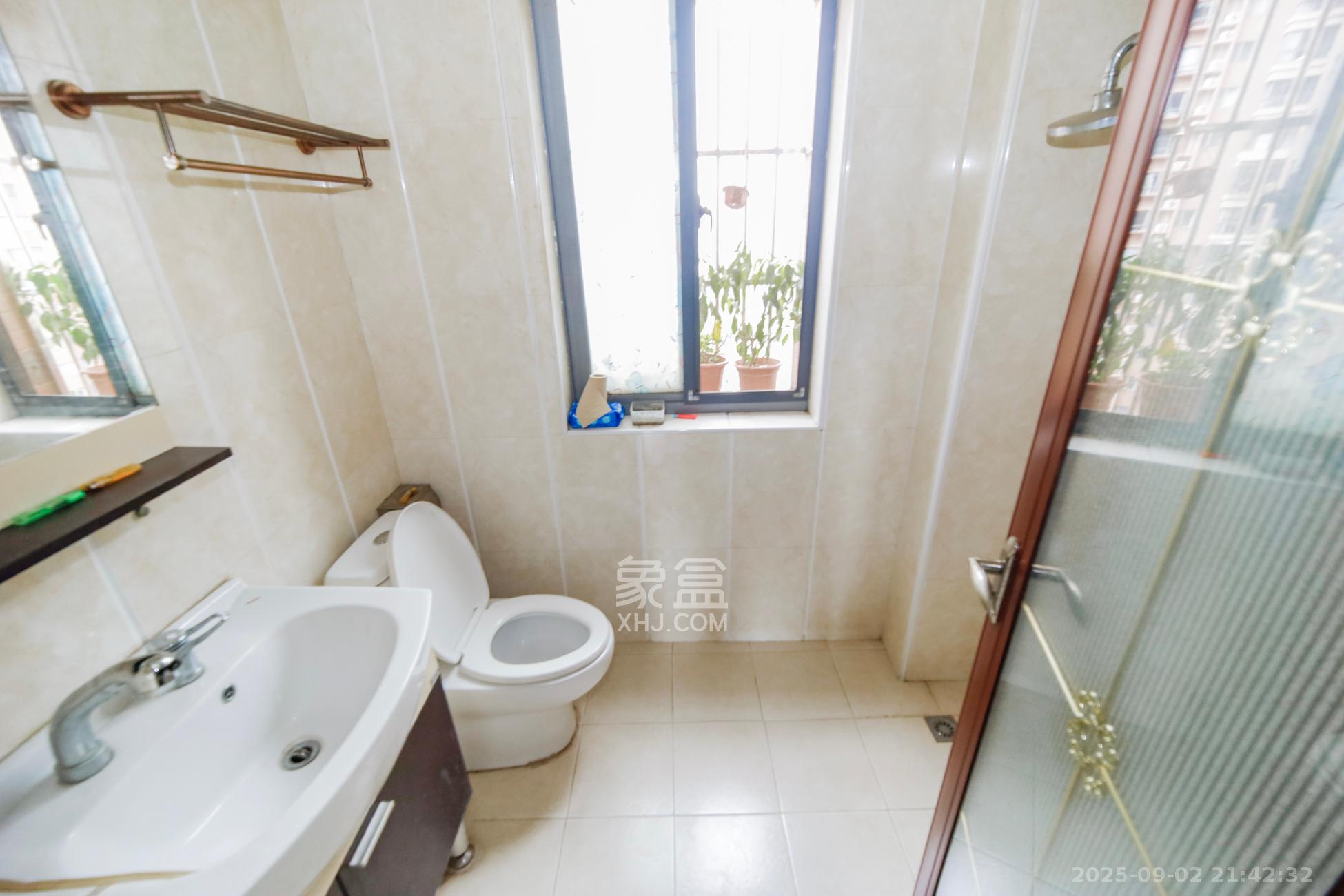 上海城小区  4室2厅2卫    128.0万卫生间