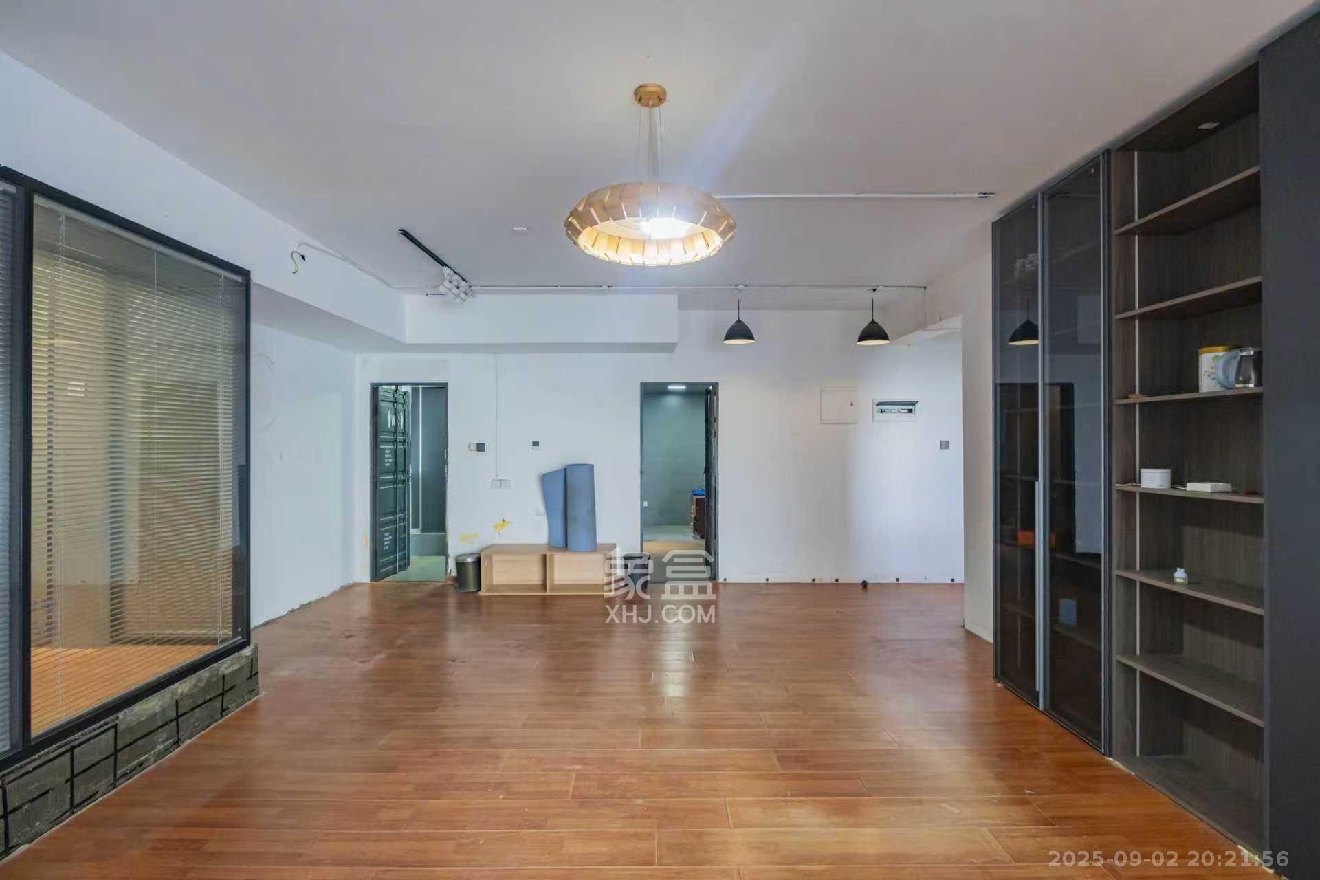 金色屋顶  5室2厅2卫   5000.00元/月室内图1
