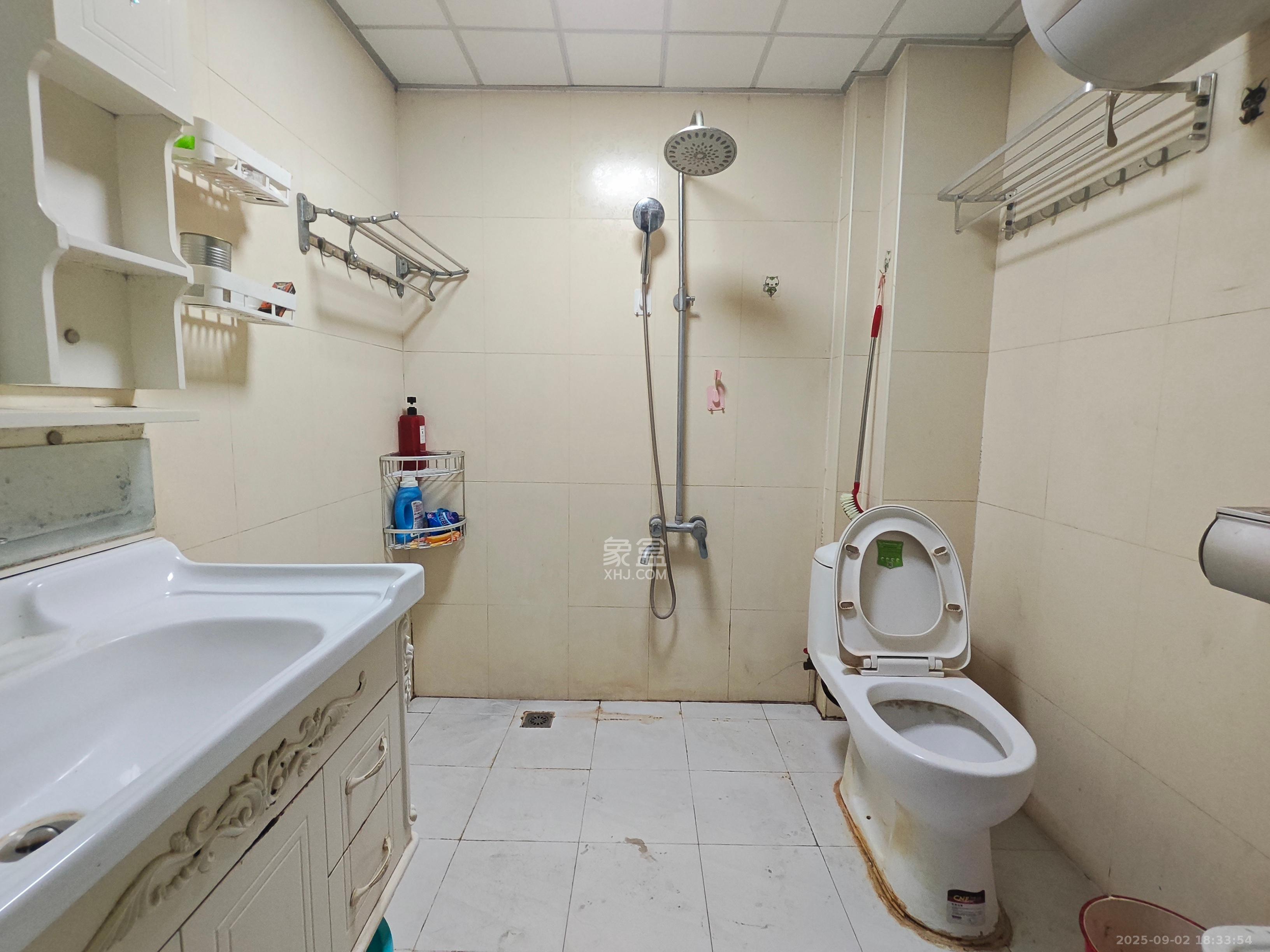 生活艺术城  2室1厅1卫    1600.0元/月 生活艺术城  2室1厅1卫    1600.0元/月