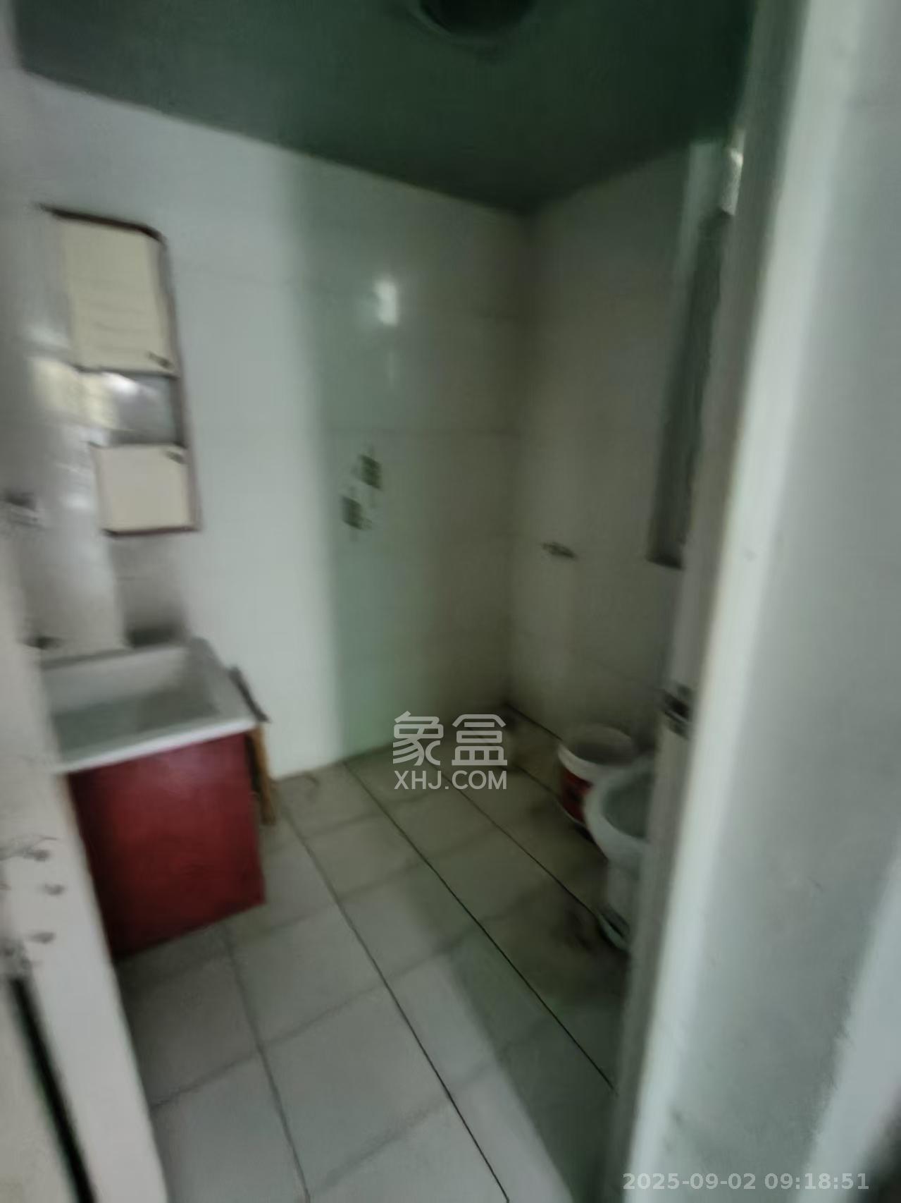 麓谷加州阳光  3室2厅2卫   2200.00元/月室内图