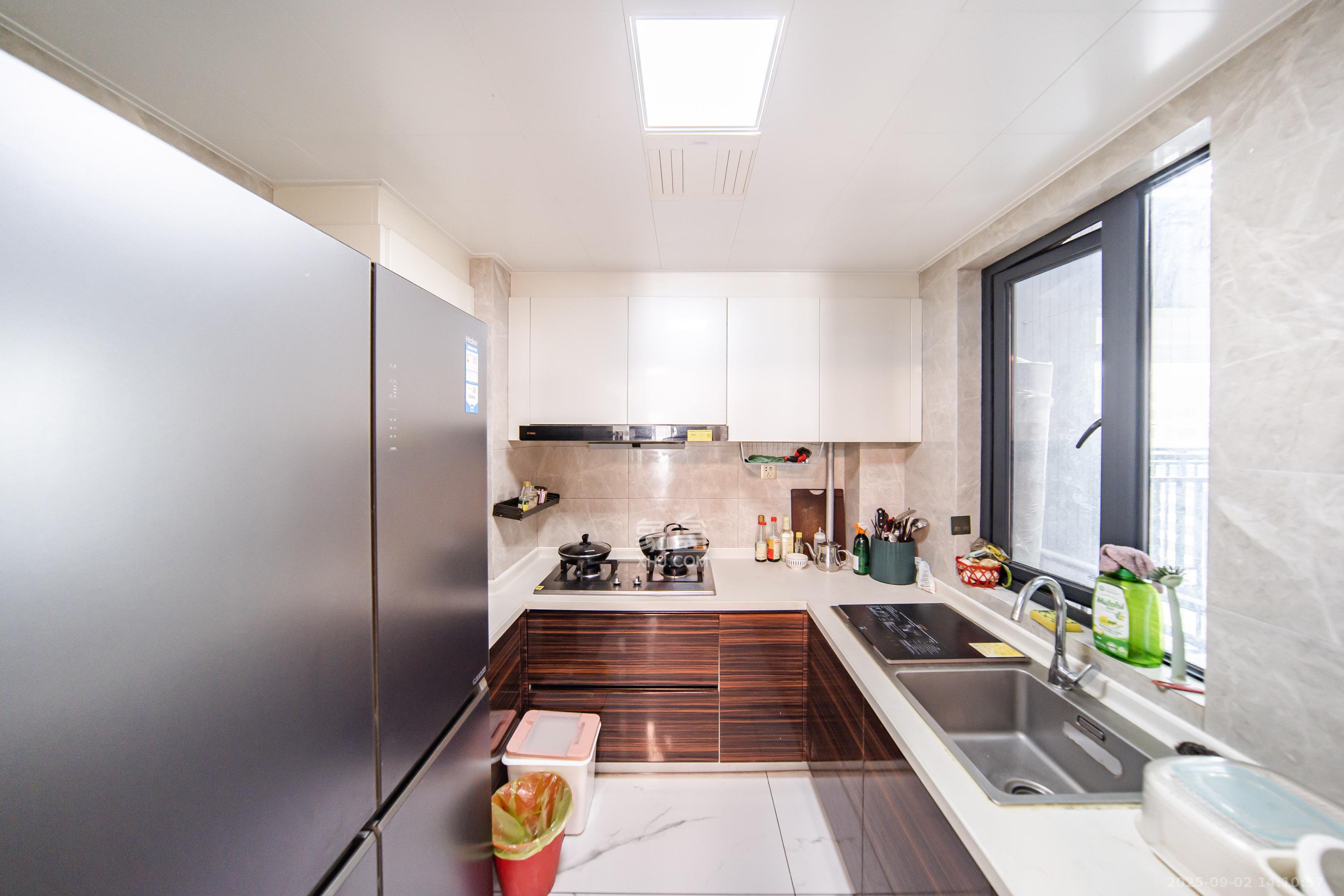 中海阅麓山一期  3室2厅2卫    145.8万 中海阅麓山一期  3室2厅2卫    145.8万厨房