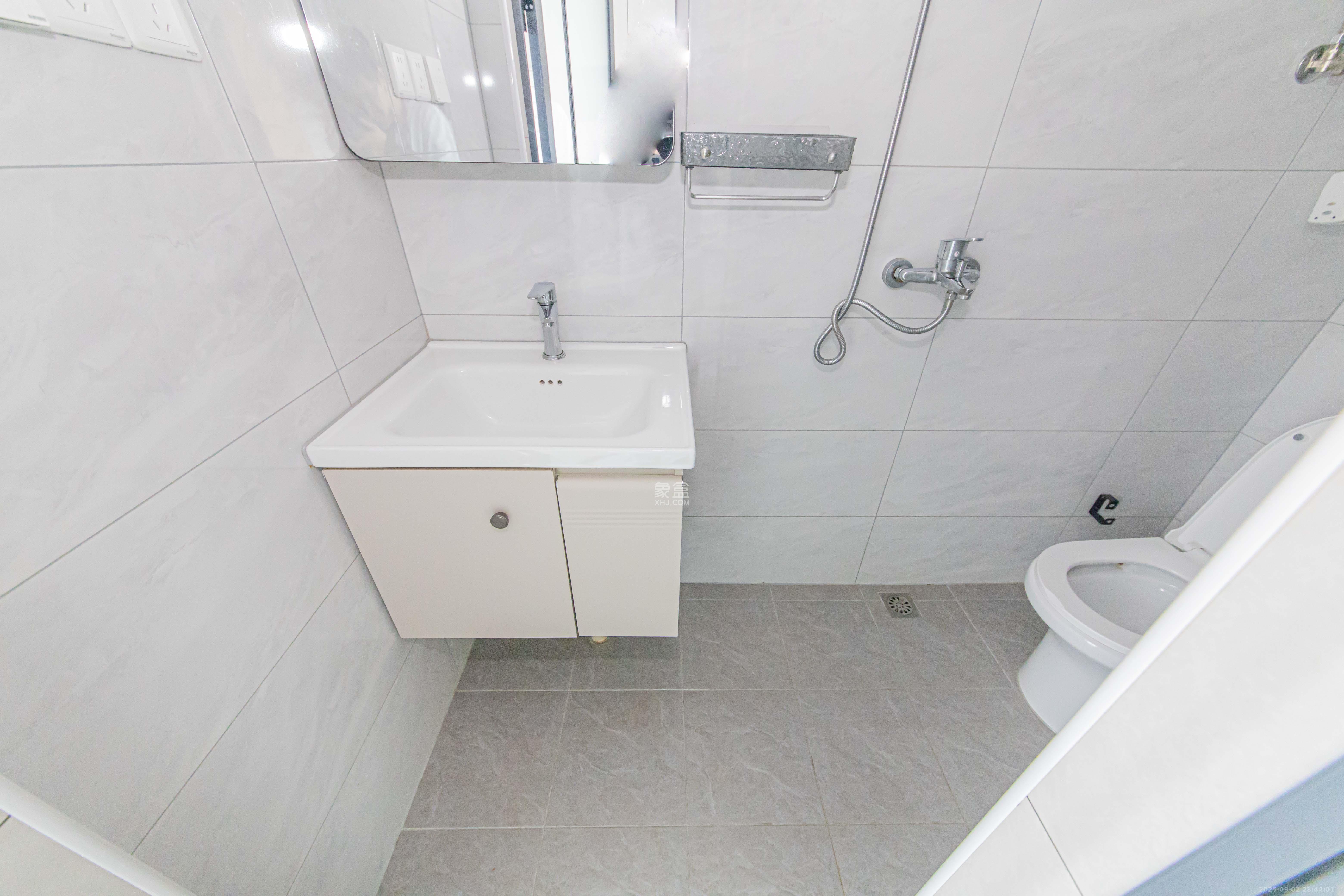 新长海D1站 1室1厅1卫 26.0万 新长海D1站 1室1厅1卫 26.0万卫生间