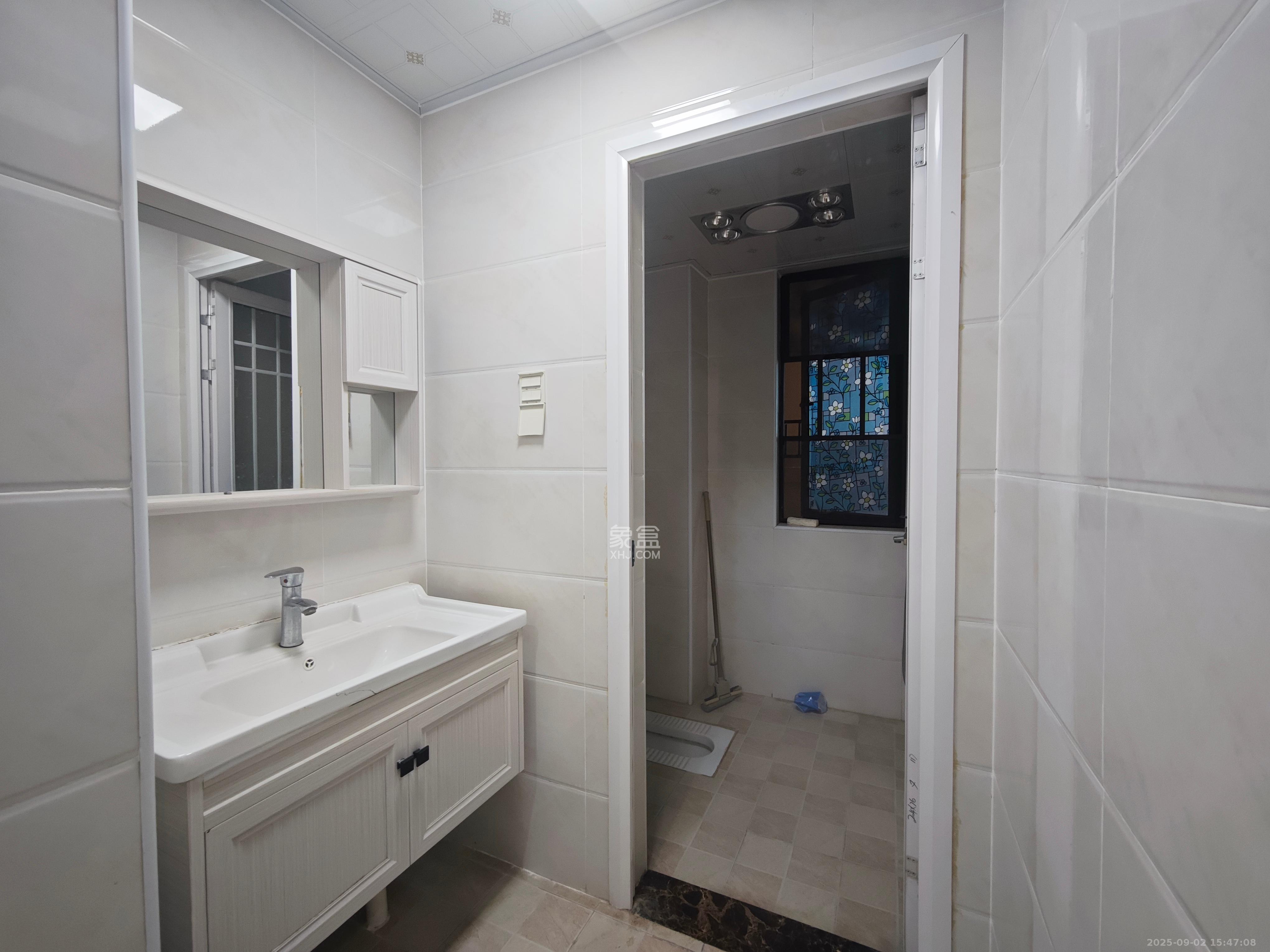 华润置地广场二期  3室2厅2卫    2200.0元/月室内图