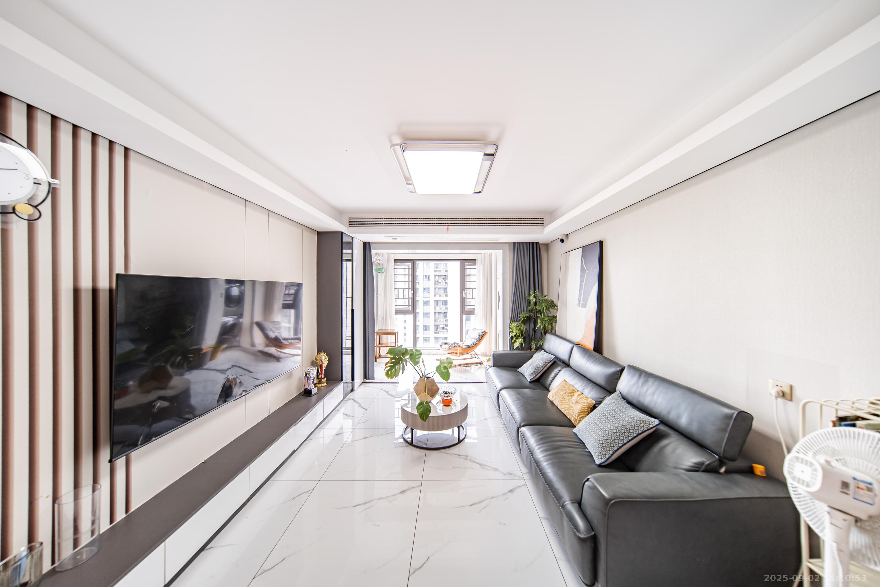 中海阅麓山一期  3室2厅2卫    145.8万 中海阅麓山一期  3室2厅2卫    145.8万客厅