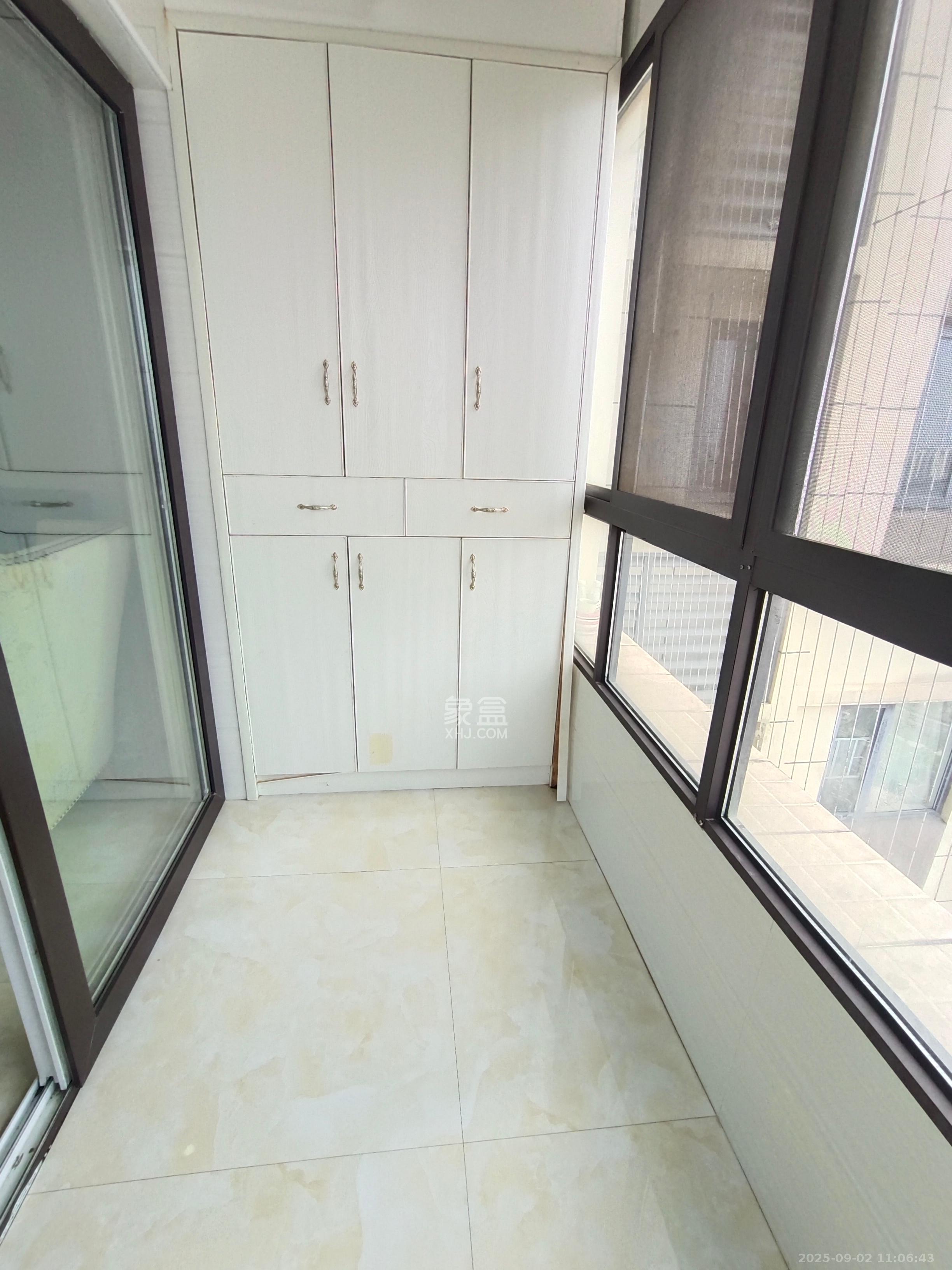 保利香槟国际  3室2厅2卫    2000.0元/月室内图