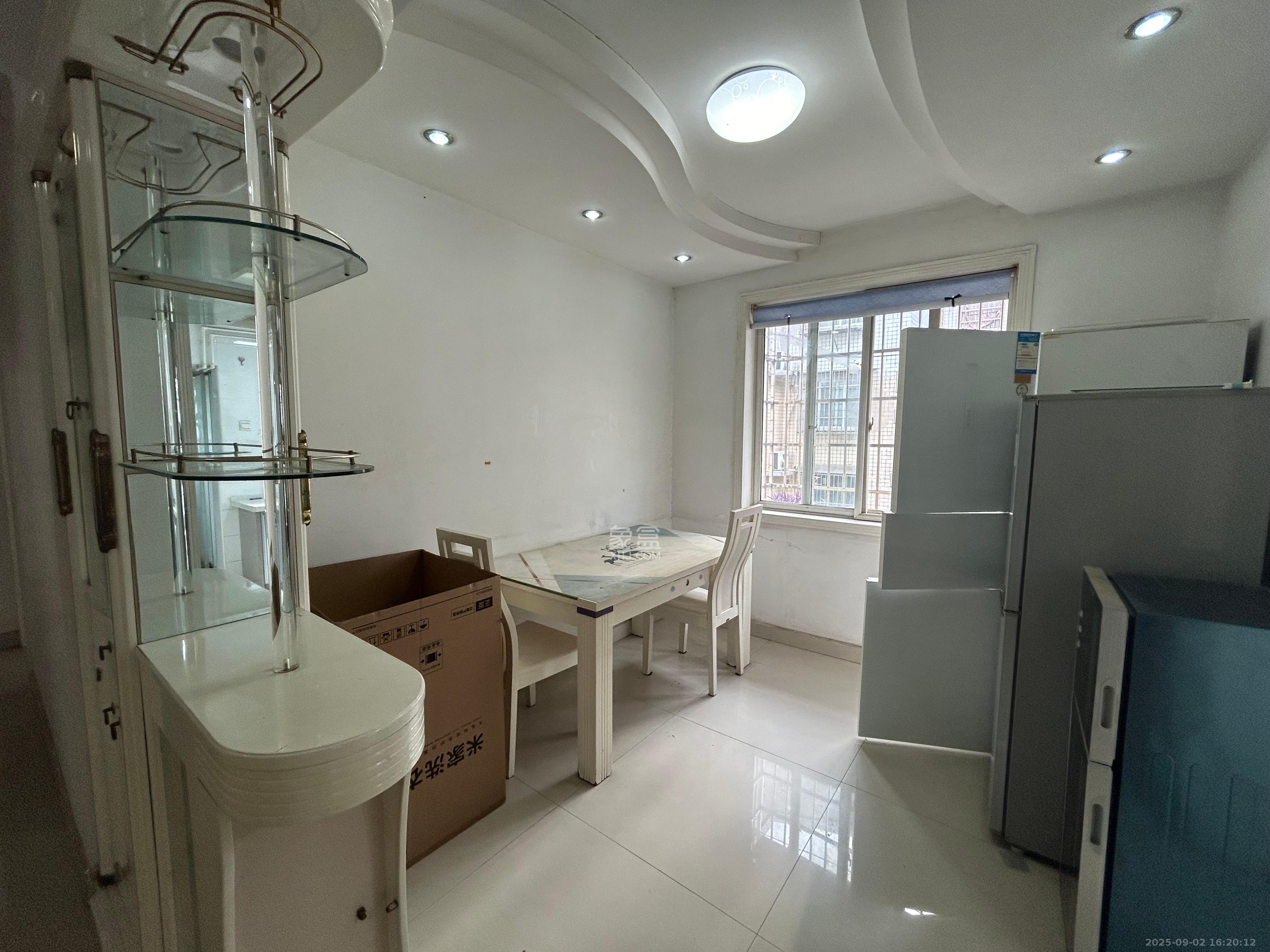 天翔新新家园  3室2厅2卫    2300.0元/月 天翔新新家园  3室2厅2卫    2300.0元/月室内图