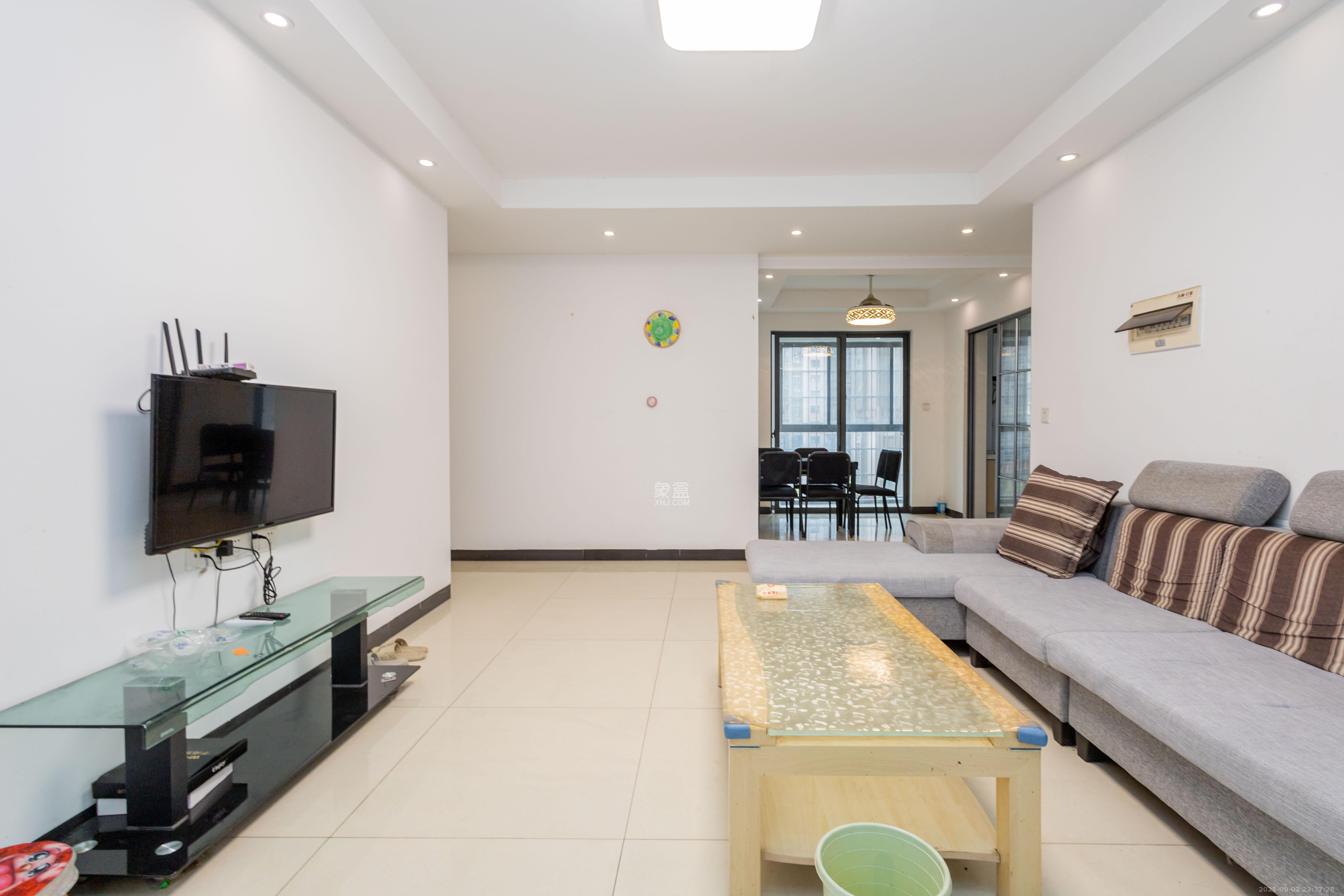 高林仕家  3室2厅2卫    65.0万客厅