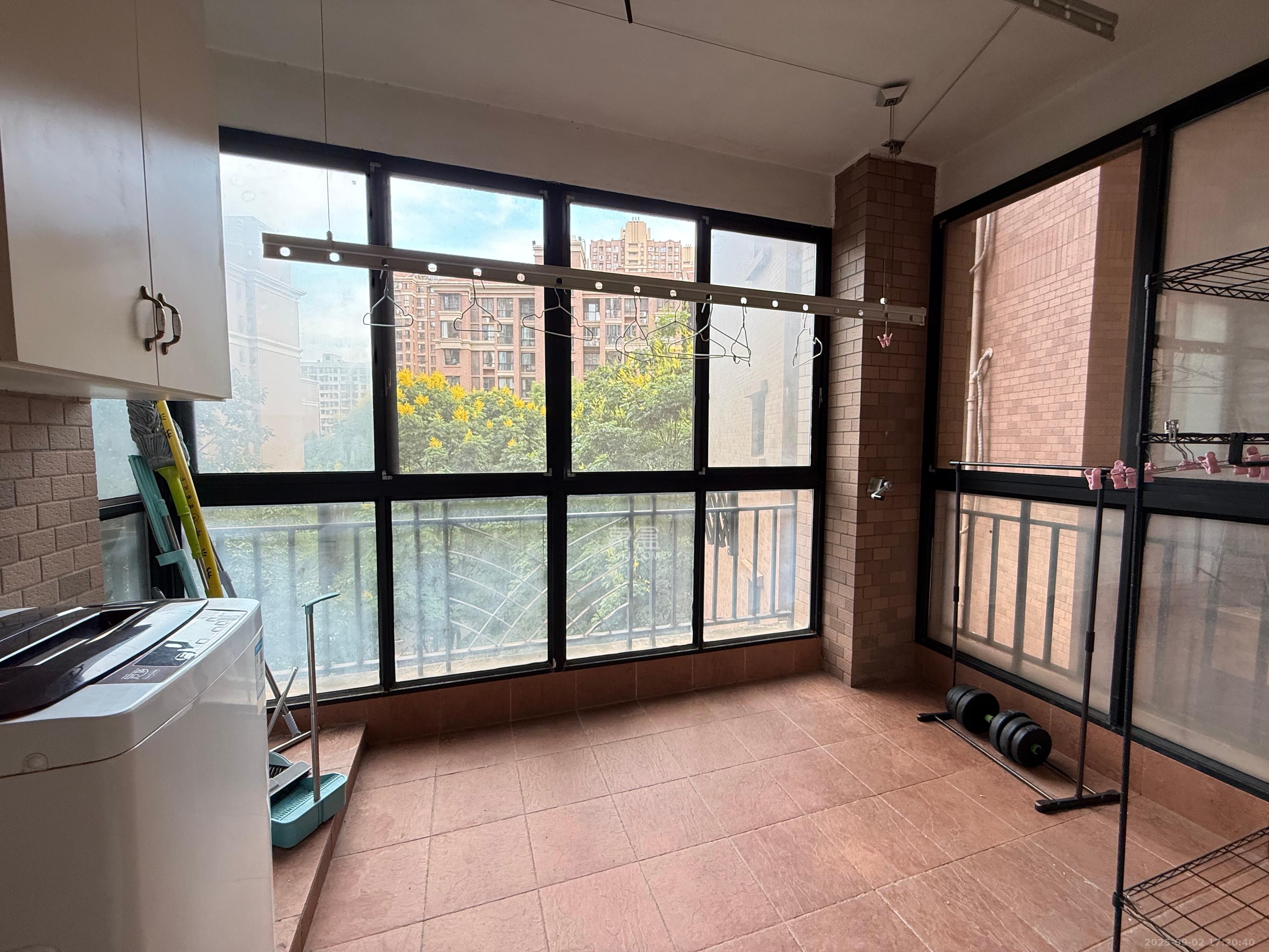 华润凤凰城一期  3室2厅2卫    2200.0元/月 华润凤凰城一期  3室2厅2卫    2200.0元/月室内图