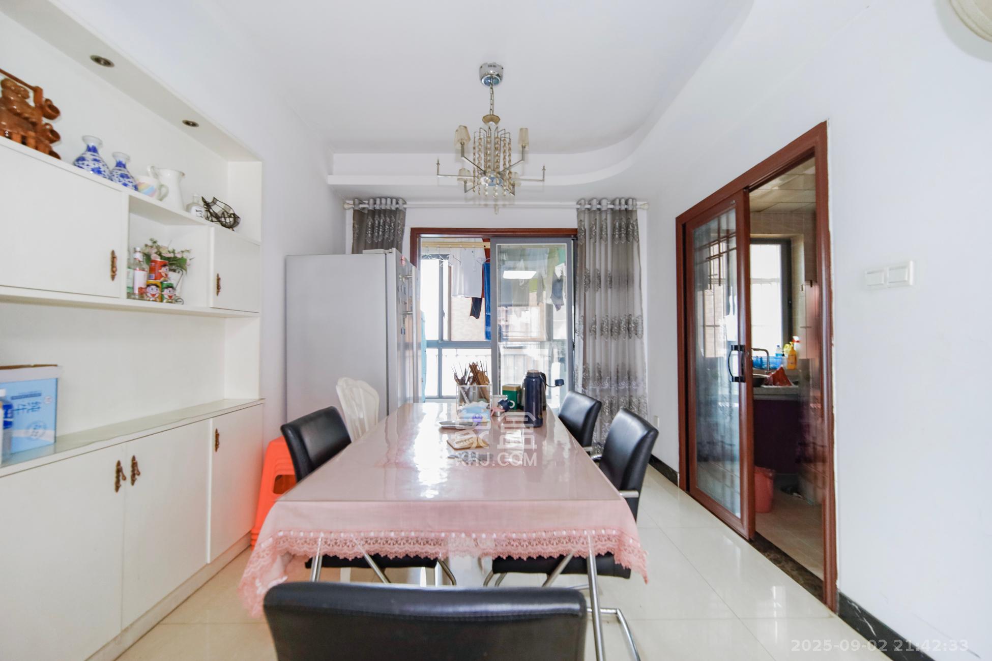 上海城小区  4室2厅2卫    128.0万客厅