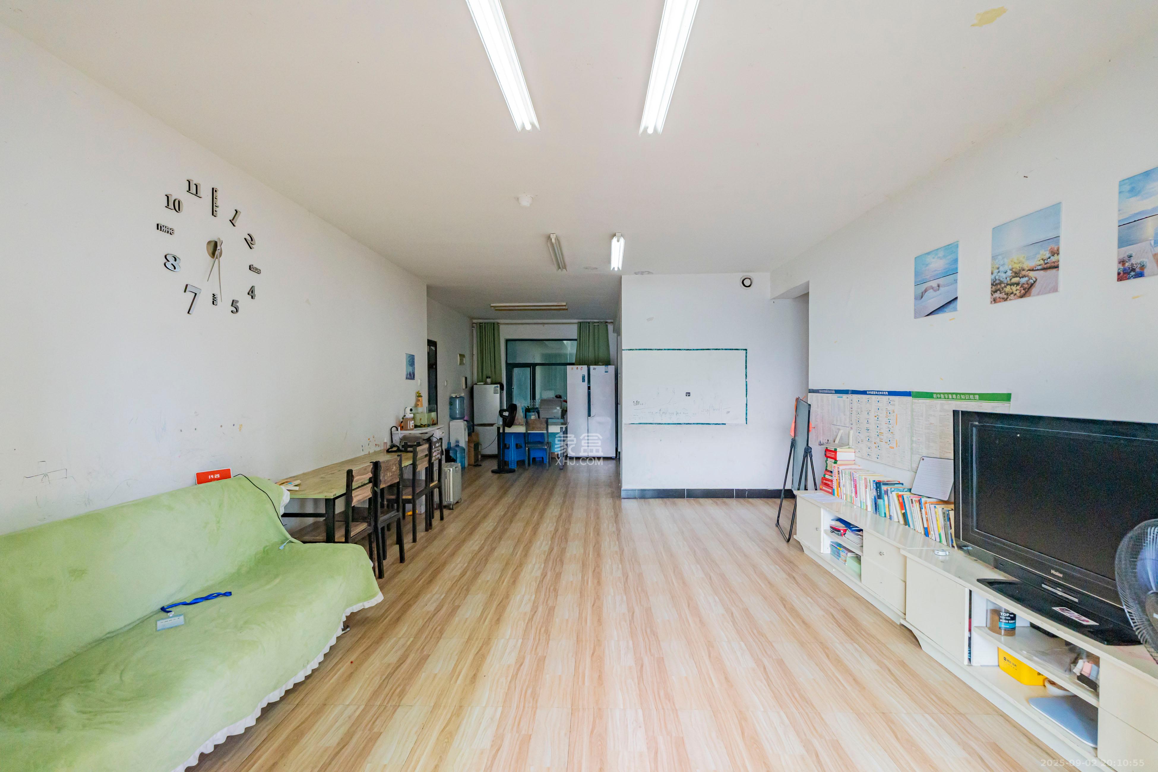 华盛新外滩  4室2厅1卫    198.0万 华盛新外滩  4室2厅1卫    198.0万客厅