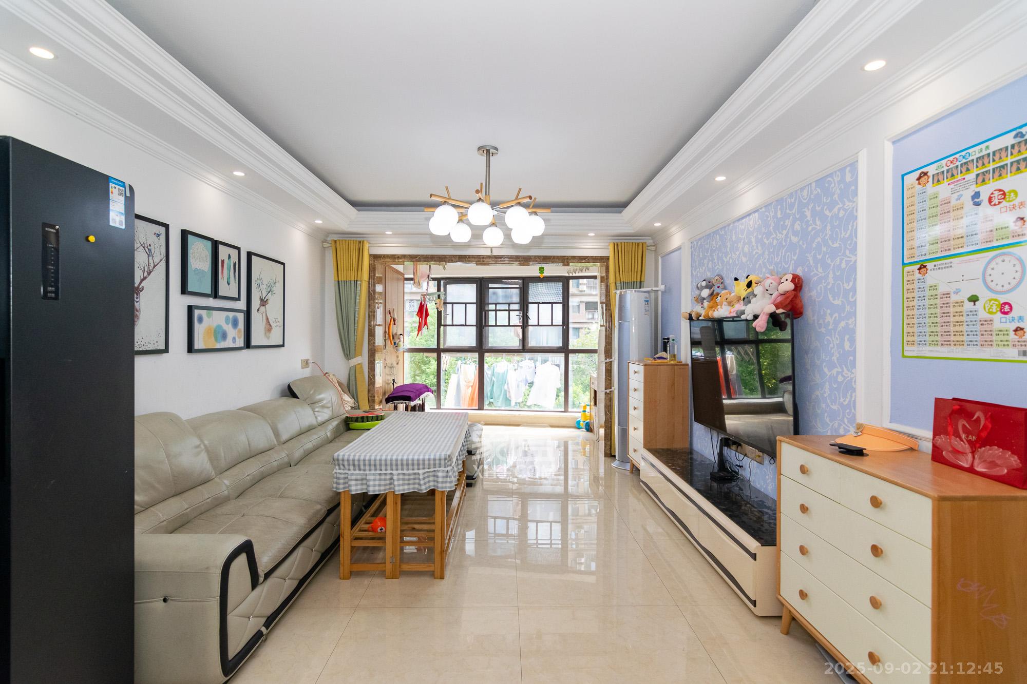 润和长郡(润和紫郡二三期) 3室2厅2卫 72.0万 润和长郡(润和紫郡二三期) 3室2厅2卫 72.0万客厅