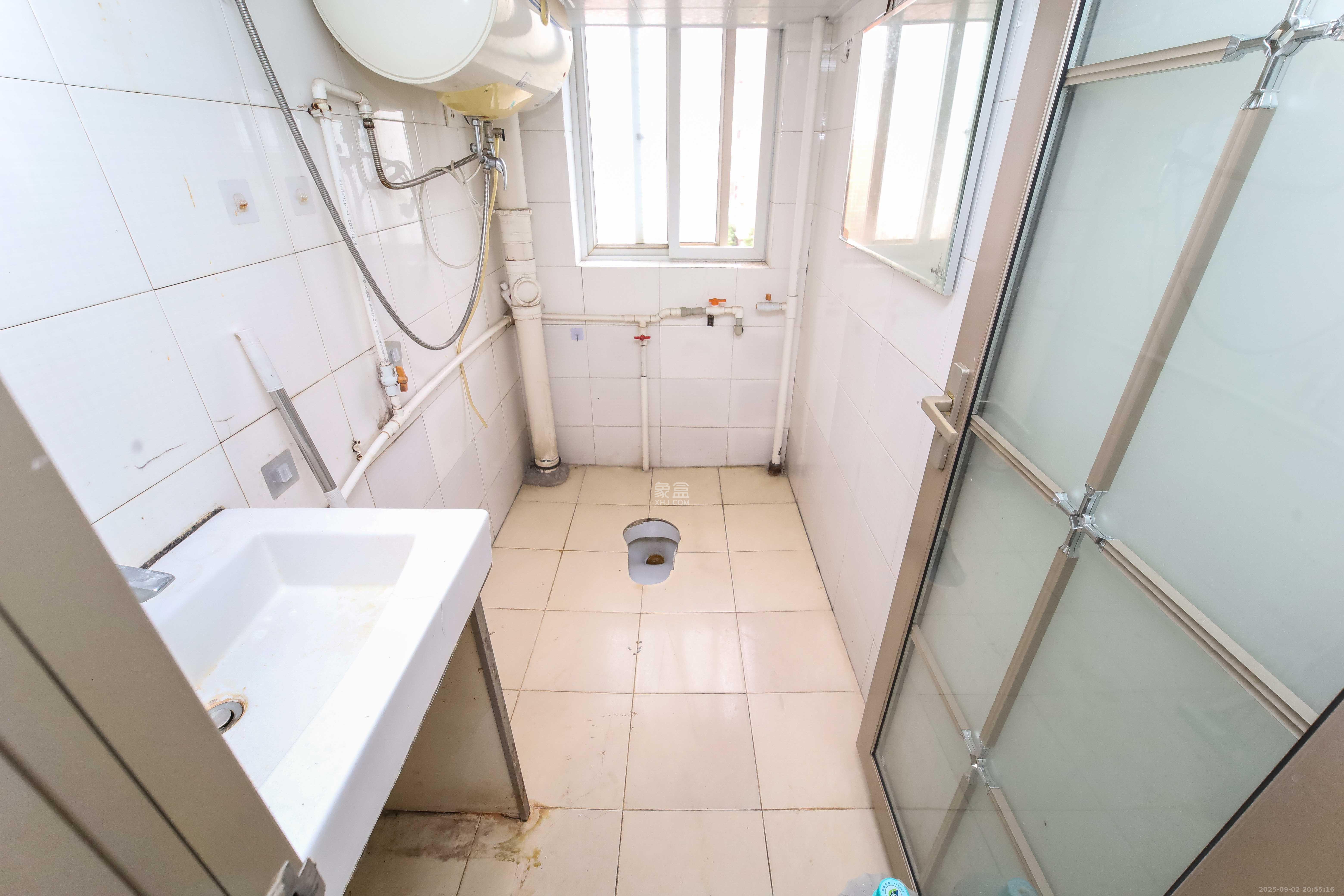 荷花园安置小区  2室2厅1卫    39.0万卫生间