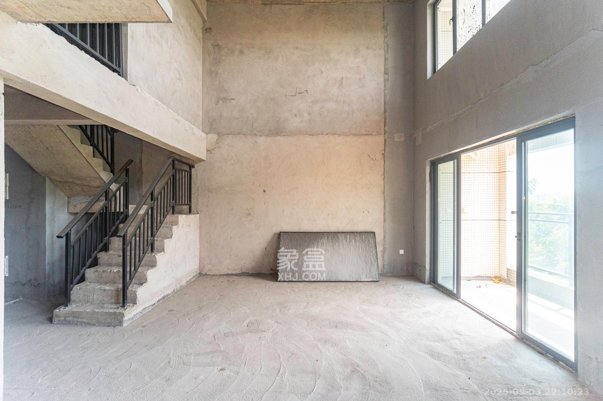 敏捷珑玥府  5室2厅3卫    135.0万 敏捷珑玥府  5室2厅3卫    135.0万客厅