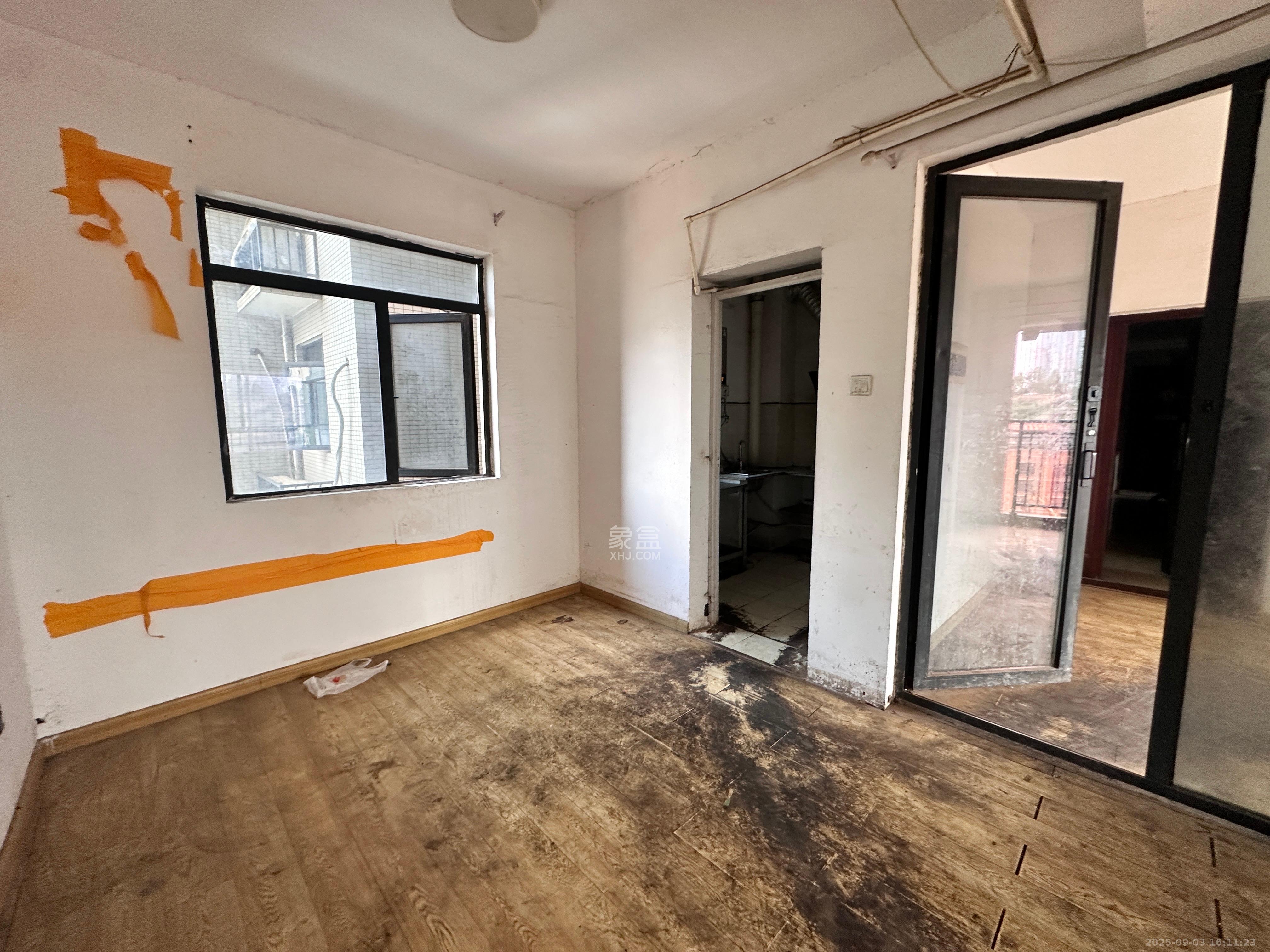 慢步江湾  3室2厅2卫    2000.0元/月室内图