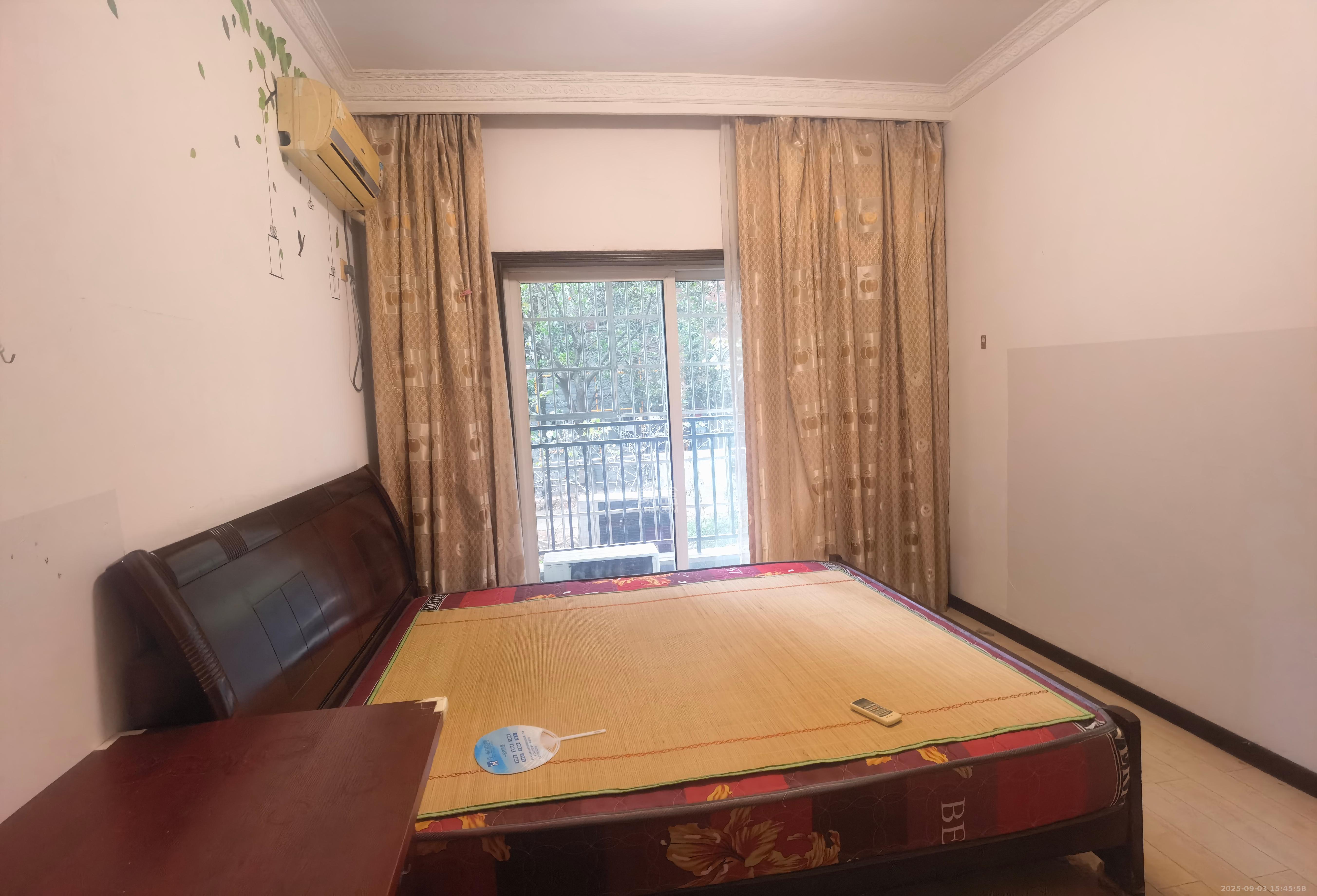 幸福洋房  4室2厅2卫   1700.00元/月室内图