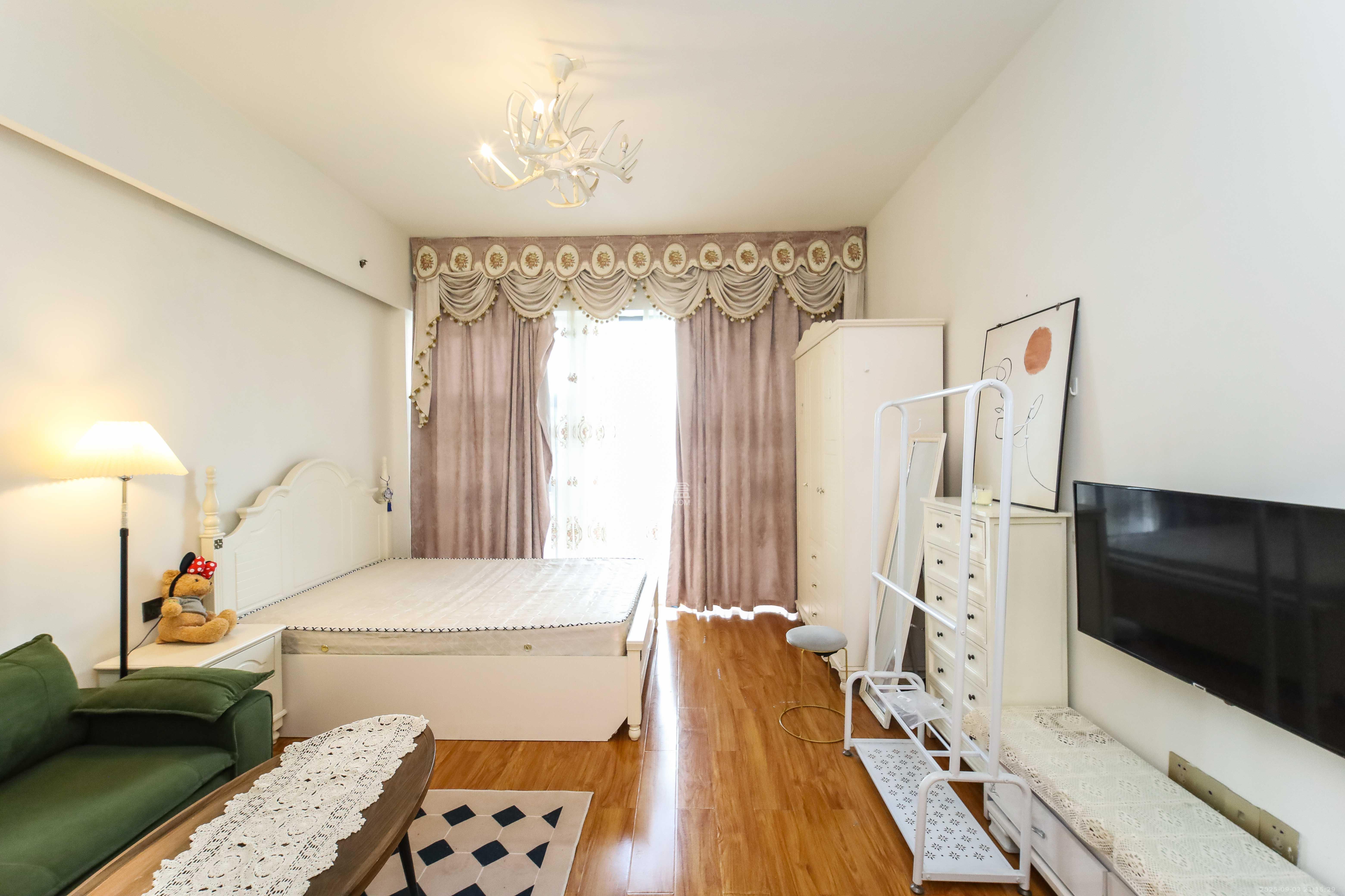 红橡华园(菲莎公馆)  1室1厅1卫    32.0万 红橡华园(菲莎公馆)  1室1厅1卫    32.0万客厅