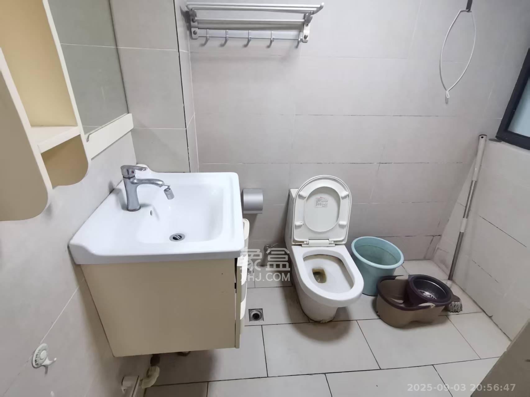 阳光100一期、四五期 2室2厅1卫 2400.0元/月 阳光100一期、四五期 2室2厅1卫 2400.0元/月室内图