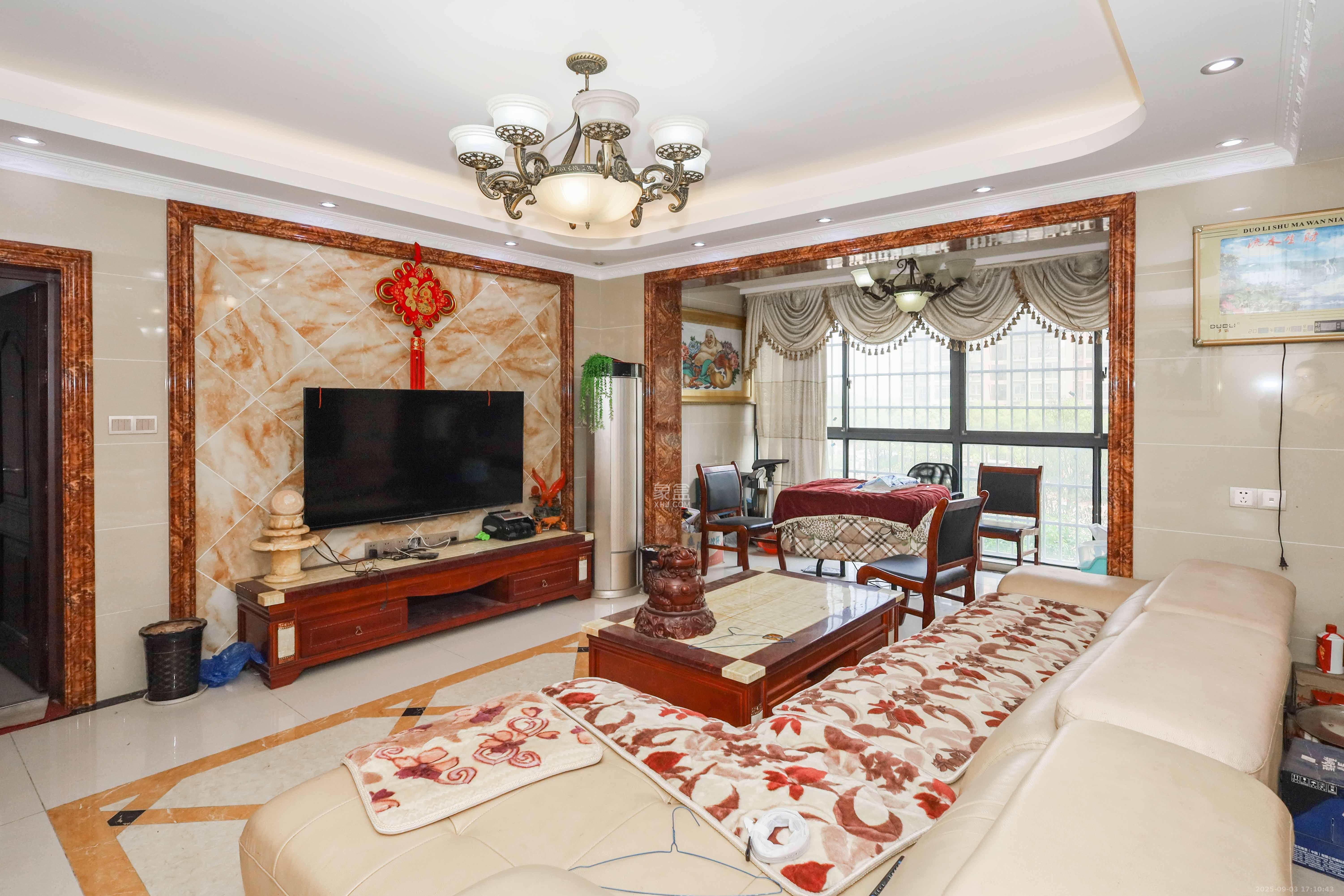 和沁园  4室2厅2卫    68.0万客厅