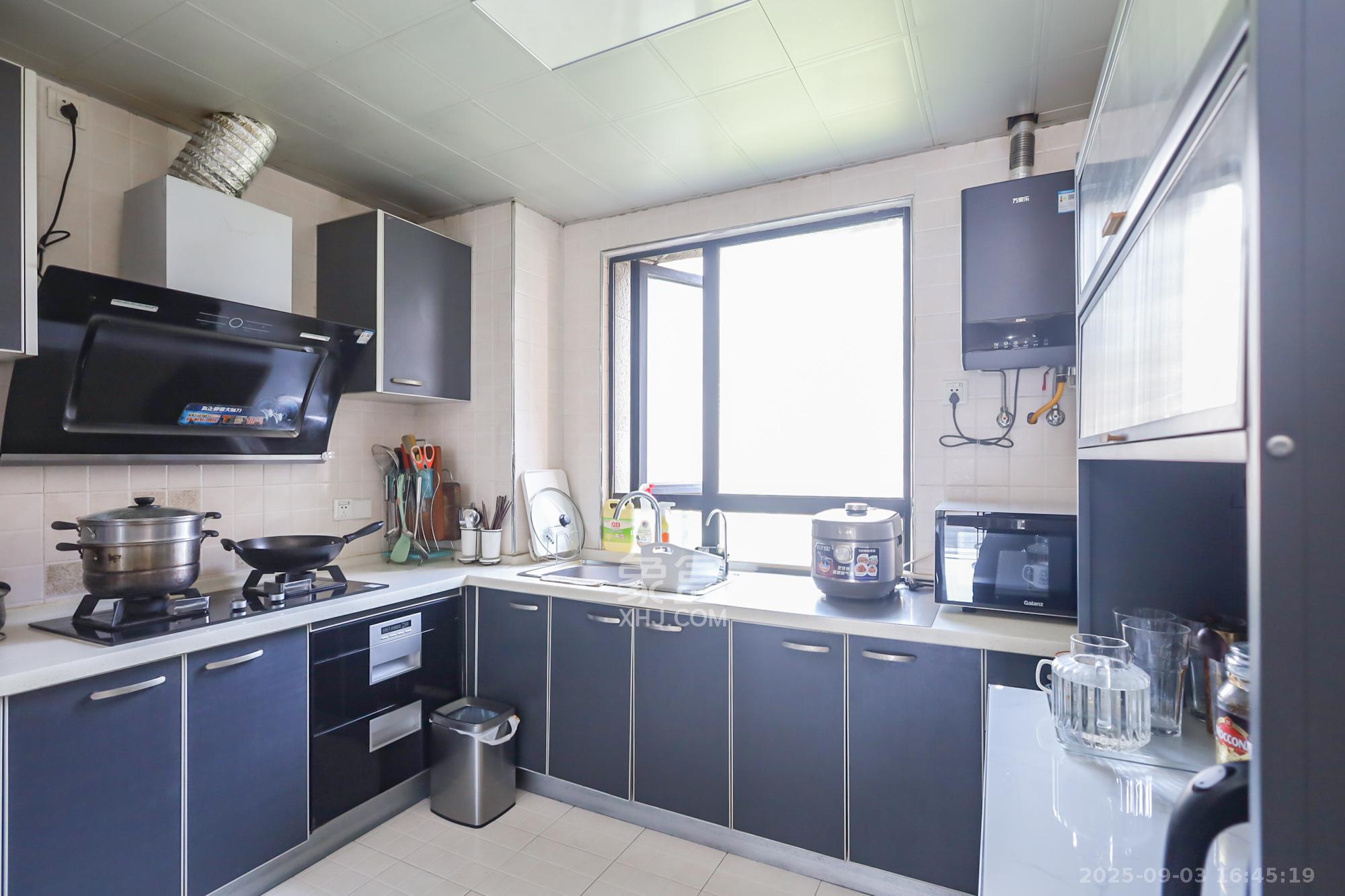 郡原广场 4室2厅2卫 182.0万 郡原广场 4室2厅2卫 182.0万厨房