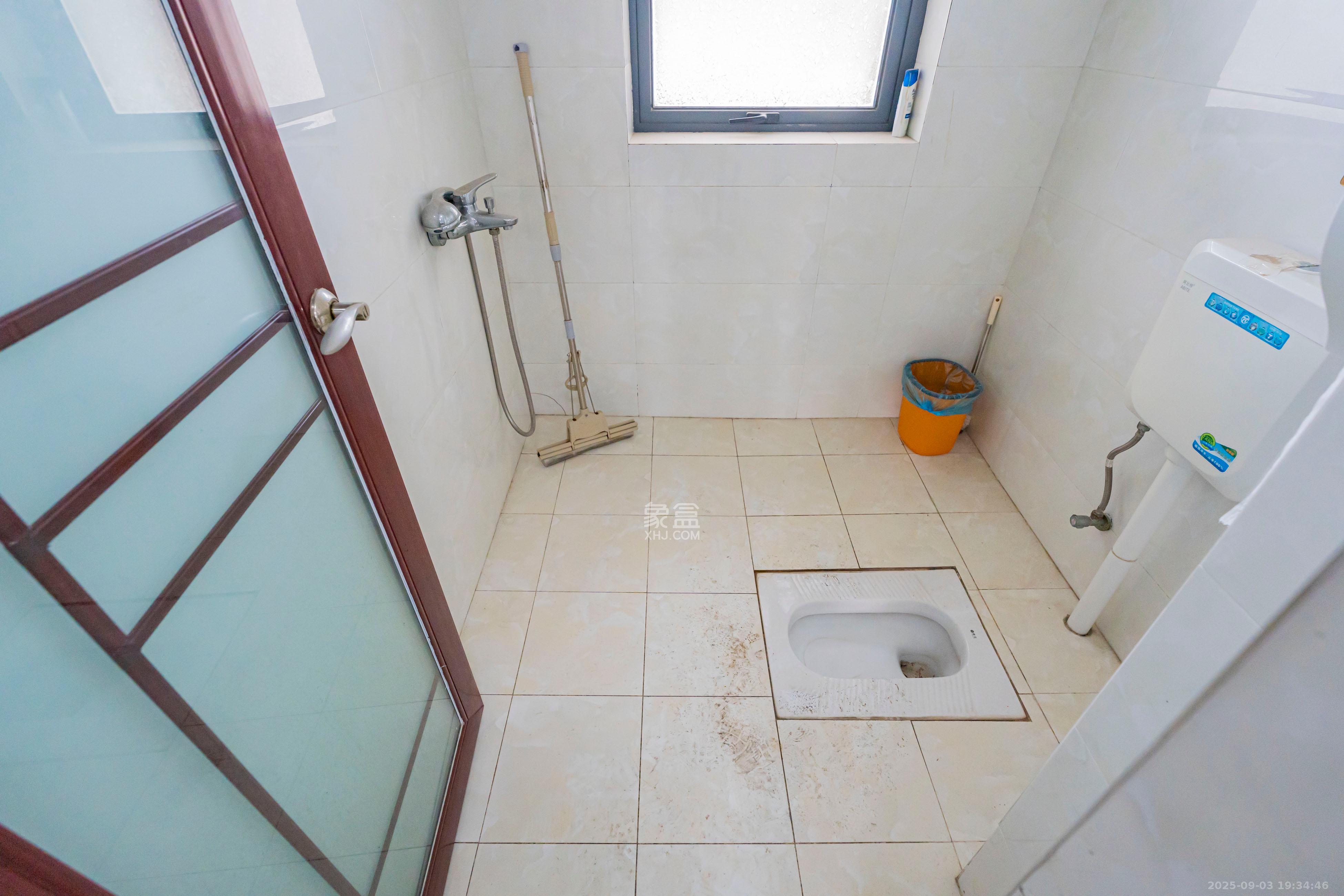 藏珑湖上国际花园 5室2厅3卫 233.0万 藏珑湖上国际花园 5室2厅3卫 233.0万卫生间