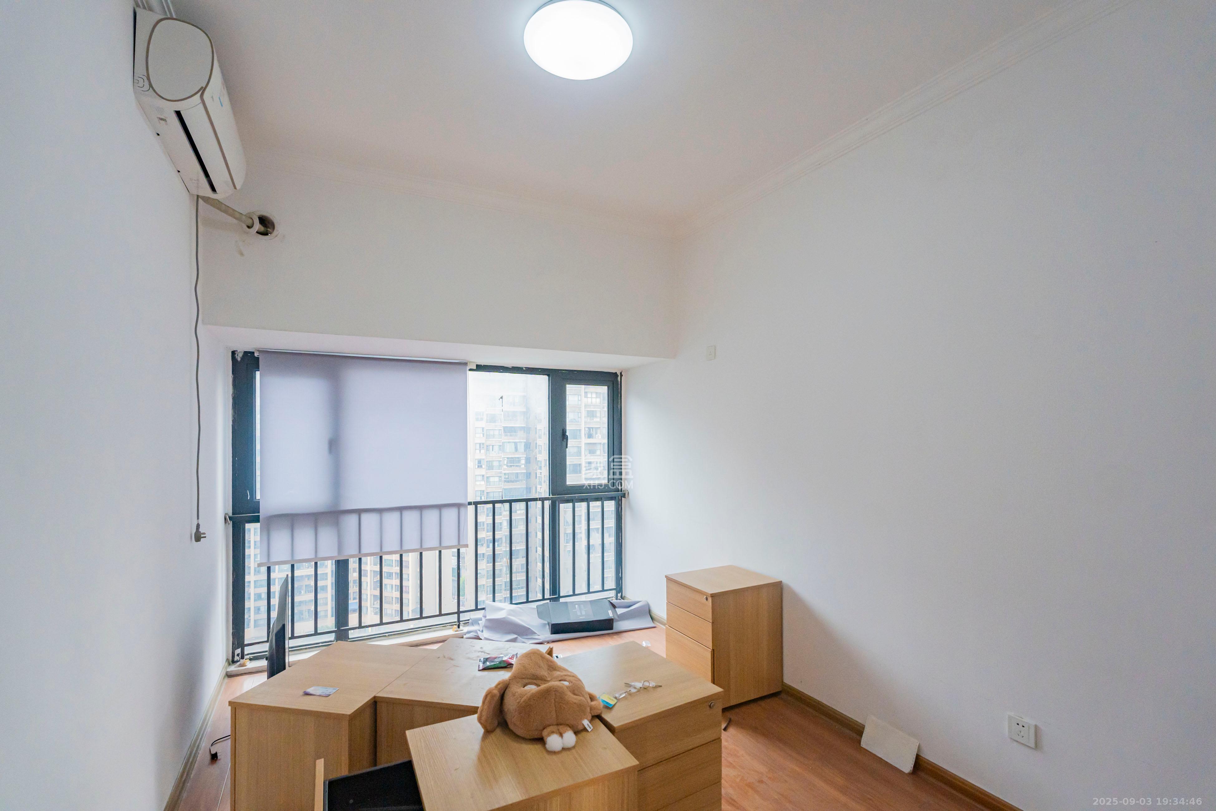 藏珑湖上国际花园  5室2厅3卫    233.0万卧室