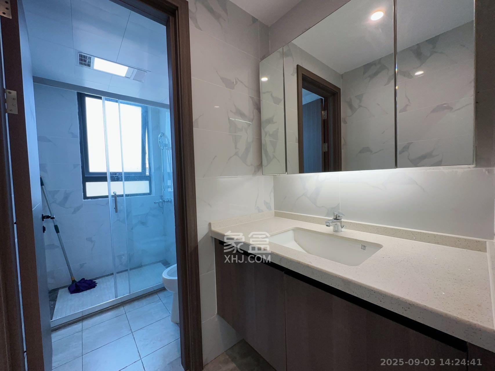 绿地V岛  4室2厅2卫    7000.0元/月室内图