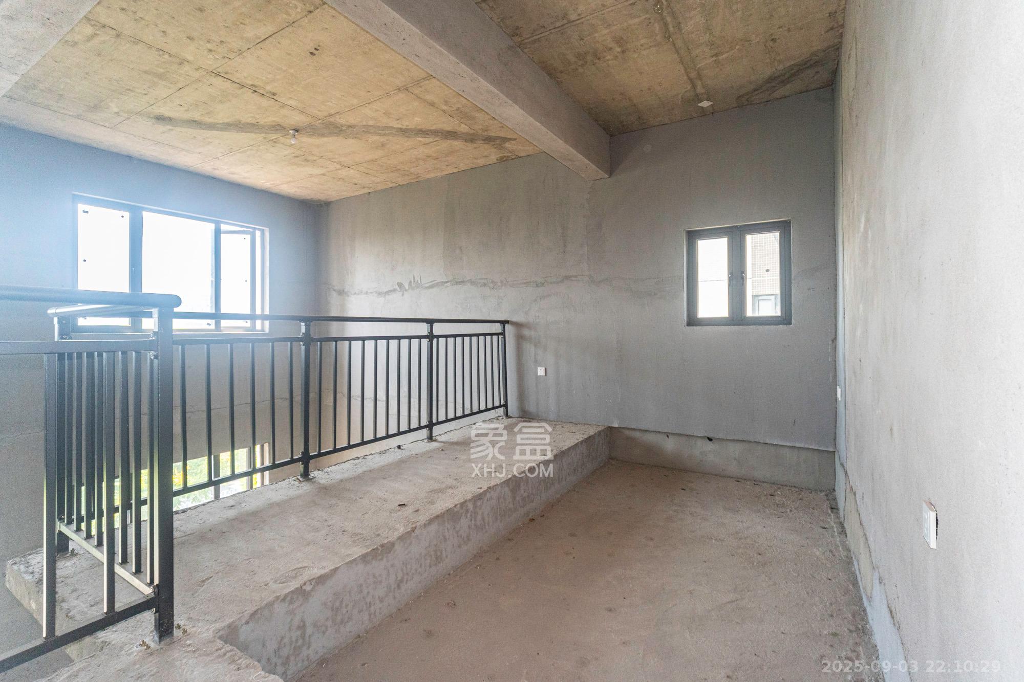 敏捷珑玥府  5室2厅3卫    135.0万客厅