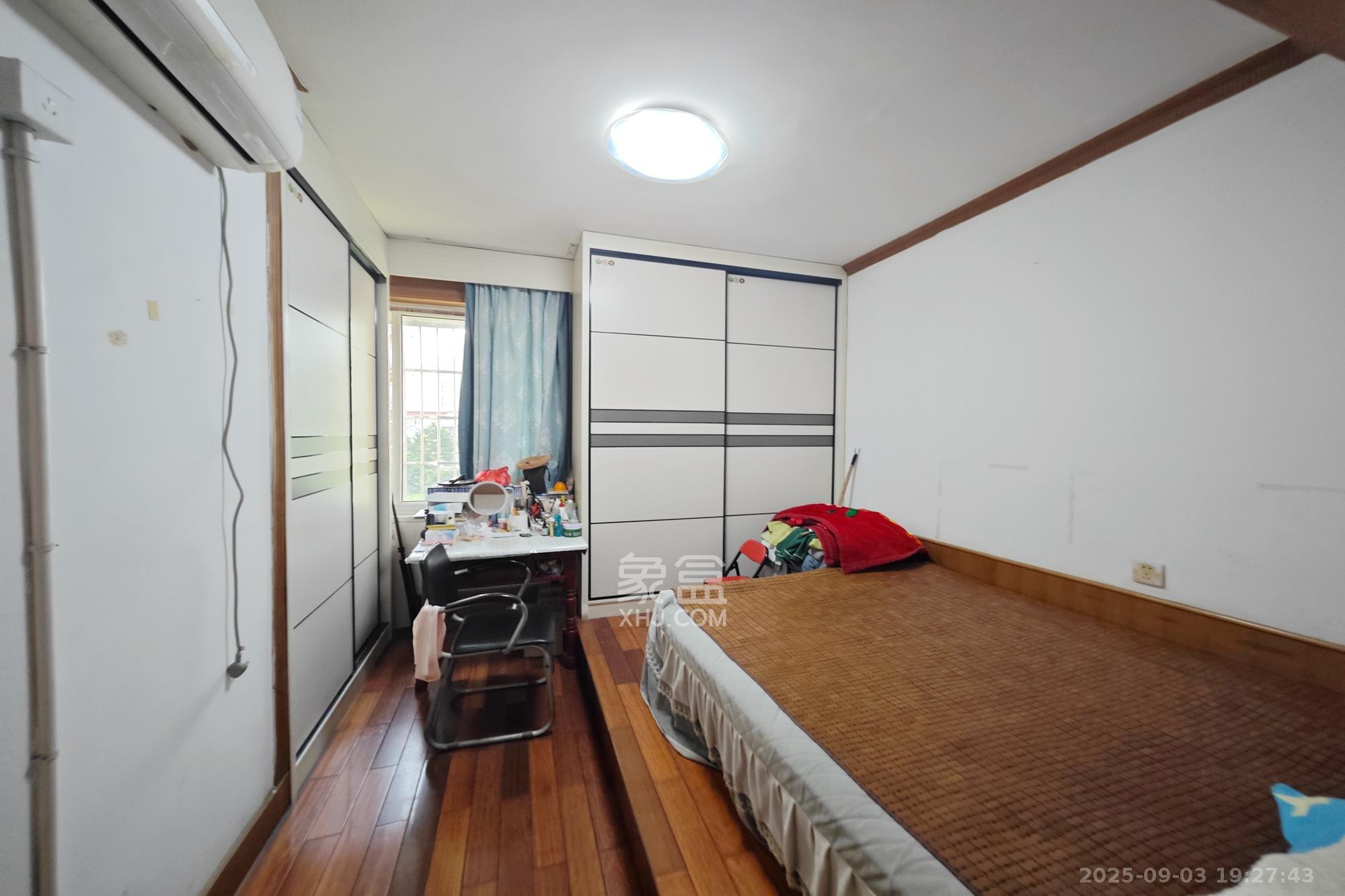 海华锦园  3室2厅2卫    60.0万卧室