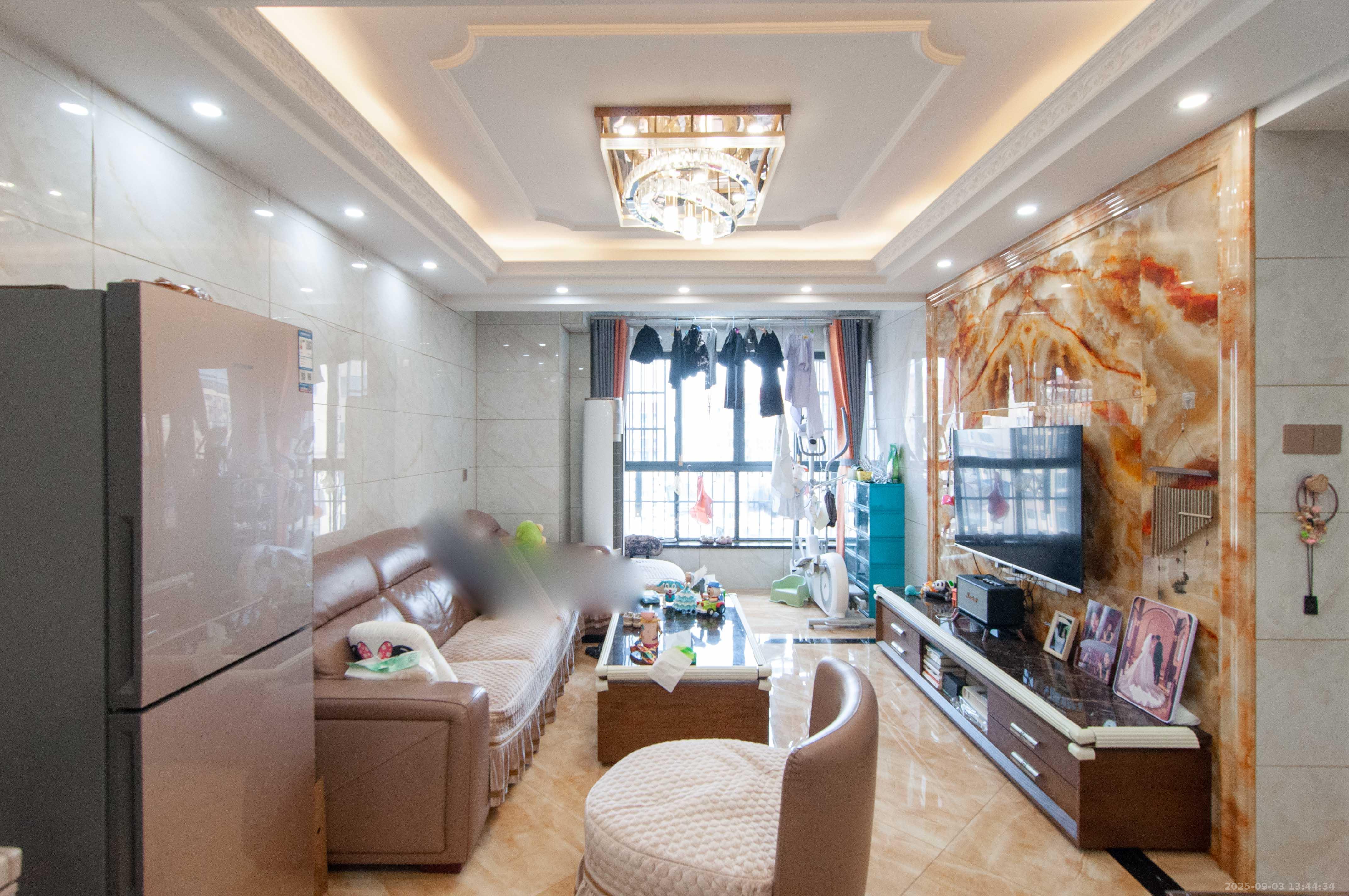 凯特梅溪紫郡 3室2厅2卫 83.8万 凯特梅溪紫郡 3室2厅2卫 83.8万客厅