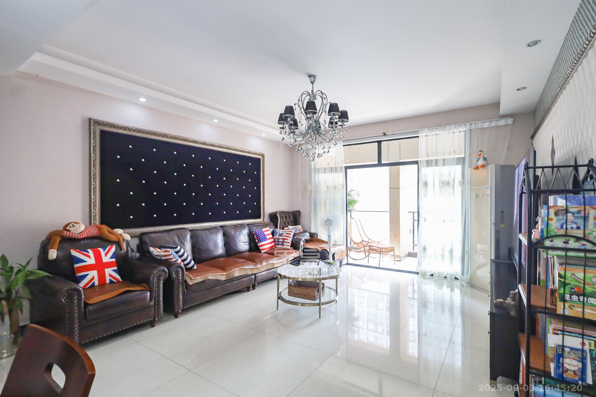 郡原广场 4室2厅2卫 182.0万 郡原广场 4室2厅2卫 182.0万客厅