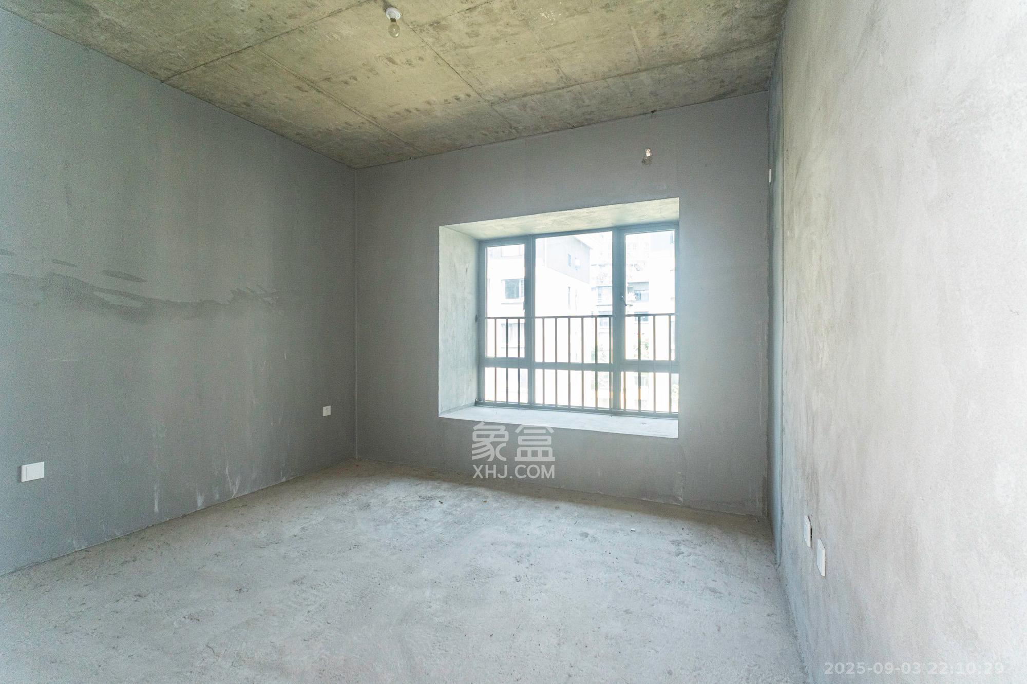 敏捷珑玥府  5室2厅3卫    135.0万卧室