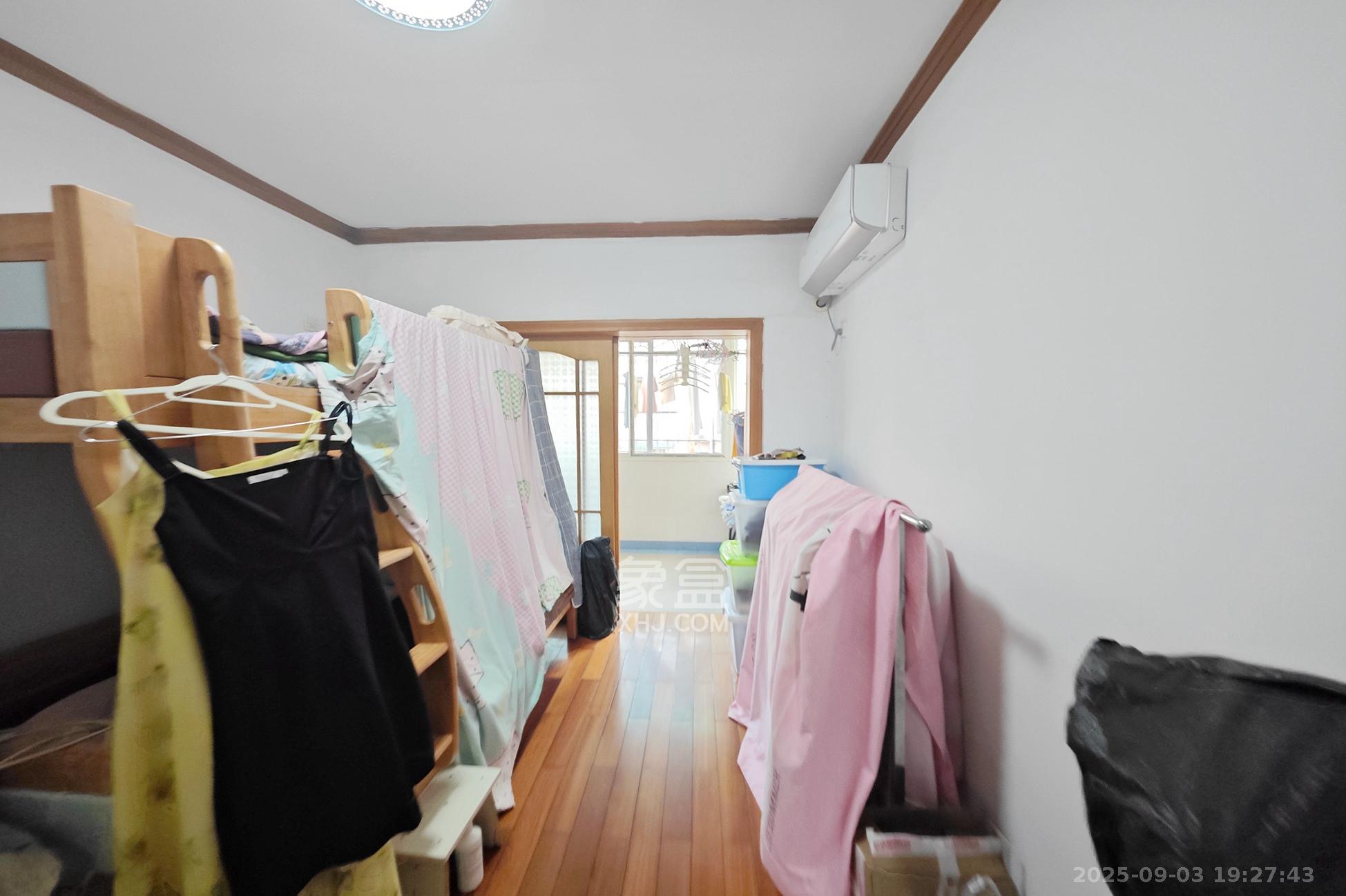 海华锦园  3室2厅2卫    60.0万卧室