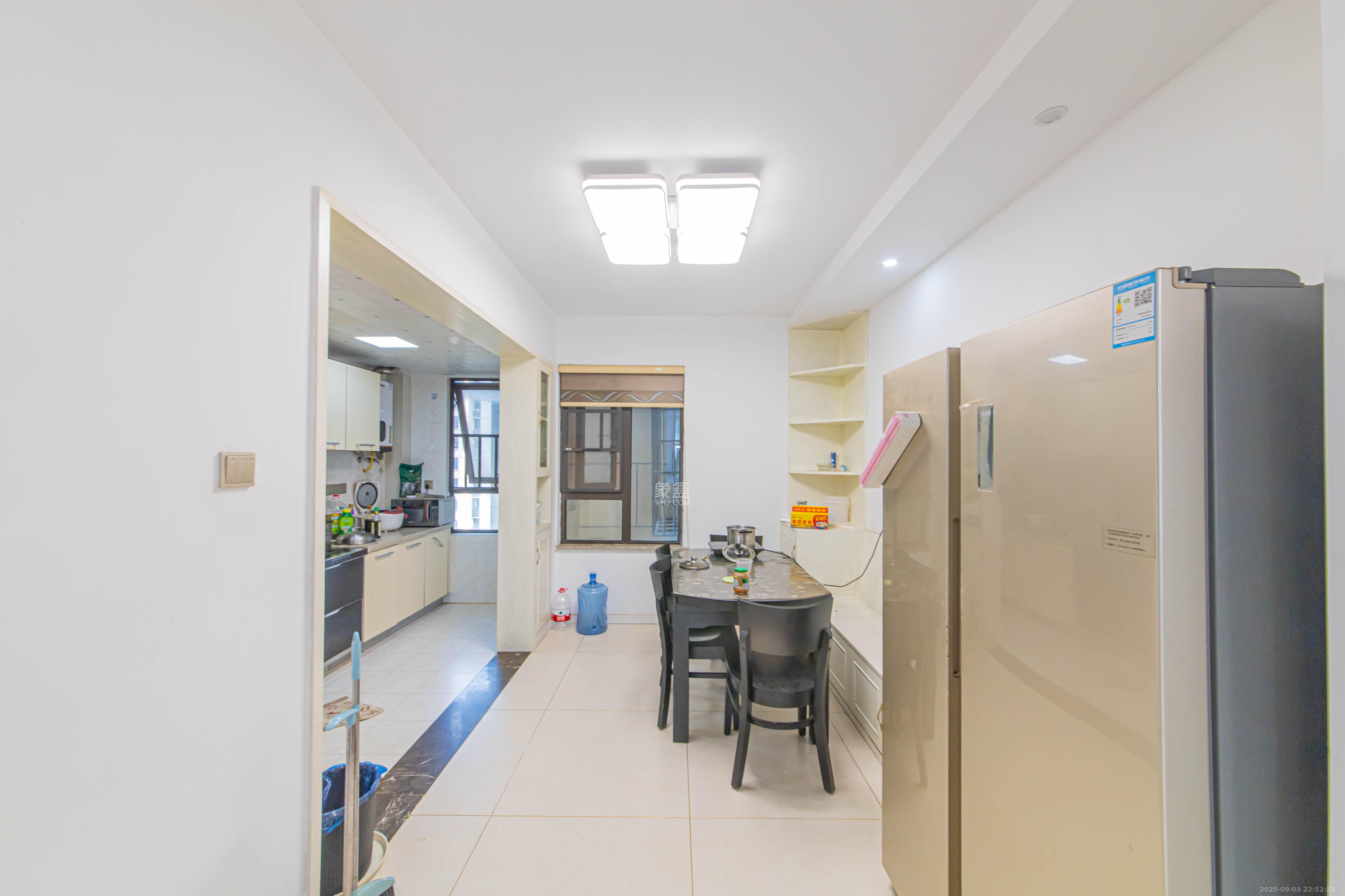 北辰中央公园B区  4室2厅1卫    112.0万客厅