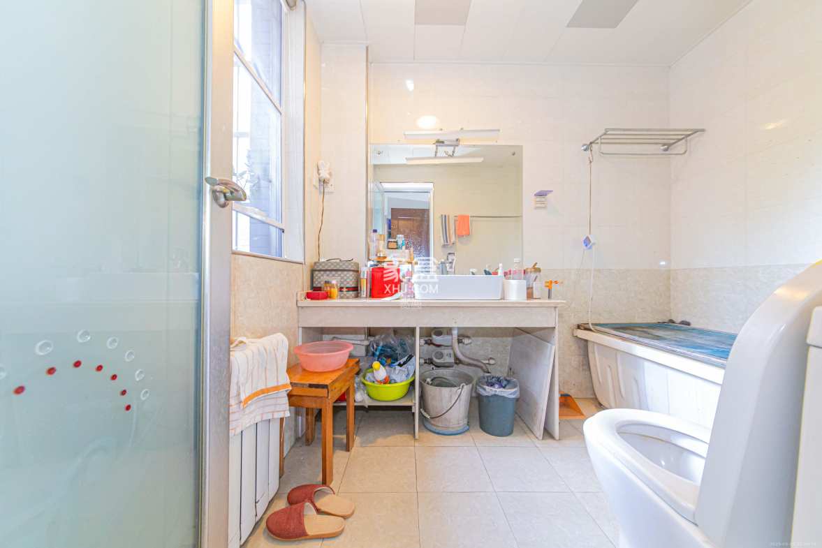 九峰小区(一二三四区)  4室2厅2卫    200.0万 九峰小区(一二三四区)  4室2厅2卫    200.0万卫生间